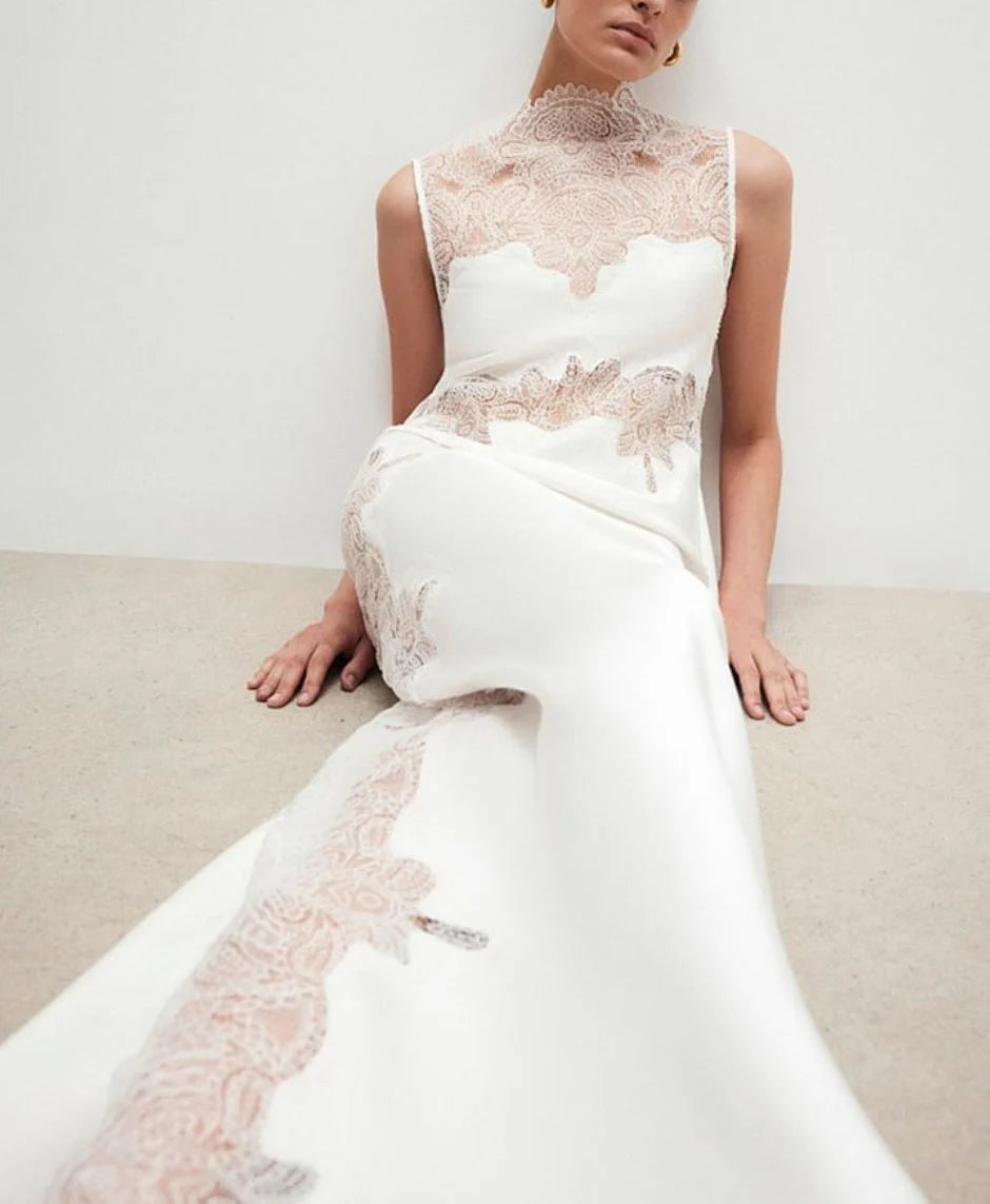 Weißes ärmelloses Maxikleid aus Satin mit hohem Kragen, transparenter Spitze und Patchwork-Details