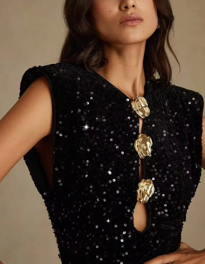 Ärmelloses schwarzes Maxikleid mit Pailletten und Cut-out mit goldfarbenem Blumenknopf