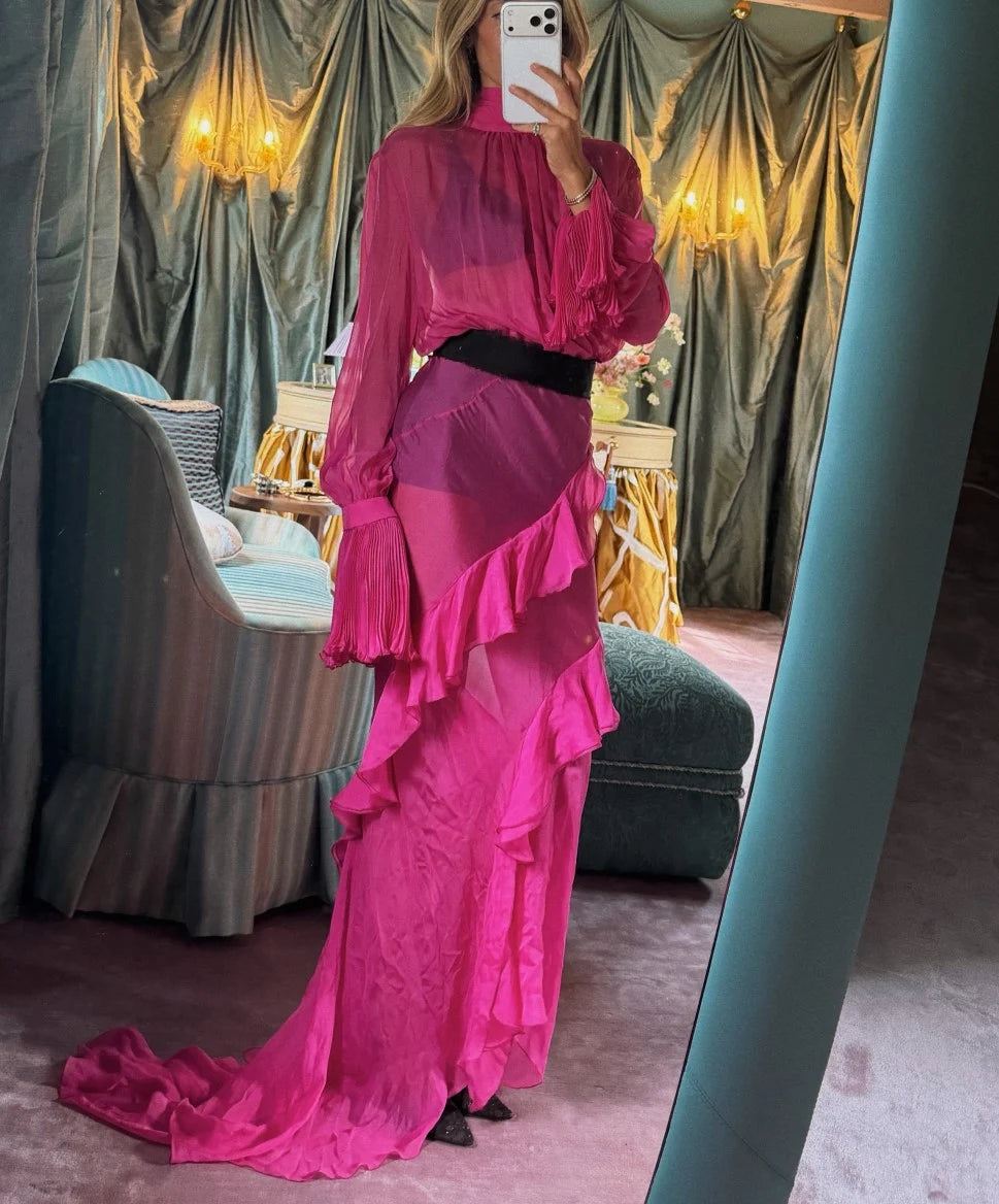Robe longue rose vif en mousseline à volants étagés, col montant et manches longues