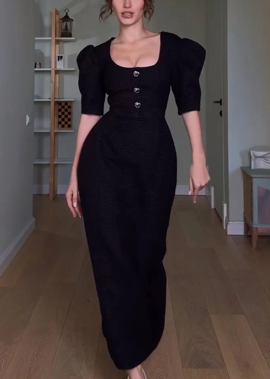 Vestido maxi preto de corte direito, com decote redondo, mangas tufadas e botões à frente