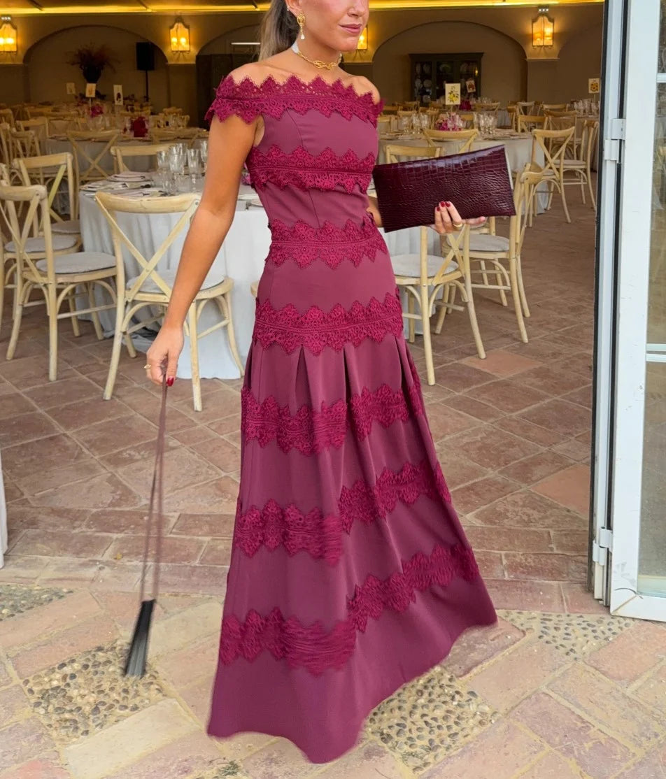Abito lungo bordeaux a trapezio con spalle scoperte, bordi in pizzo e pieghe