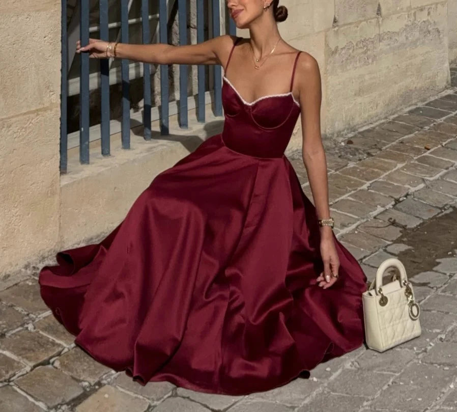 Vestido maxi cor de vinho em cetim, com corpete estilo espartilho, decote em coração e bainha em tule
