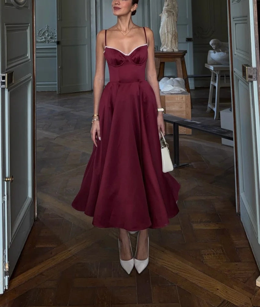 Vestido maxi cor de vinho em cetim, com corpete estilo espartilho, decote em coração e bainha em tule