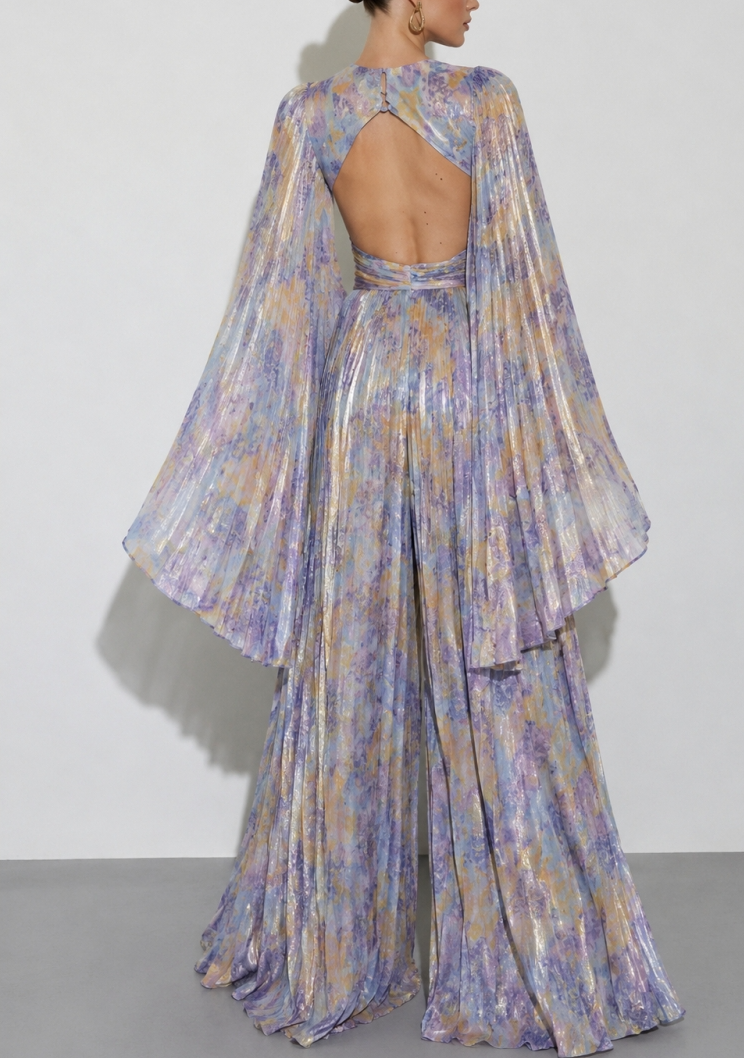 Tuta in chiffon plissettato con maniche ad angolo aperto e vita cut-out