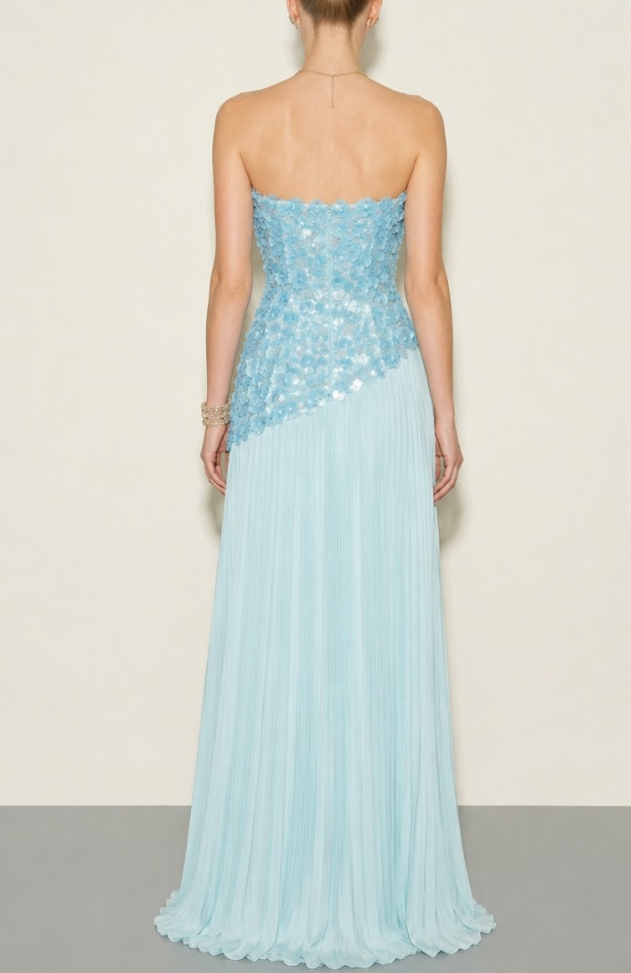 Abito azzurro senza spalline con fiori tridimensionali, paillettes e gonna plissettata con spacco