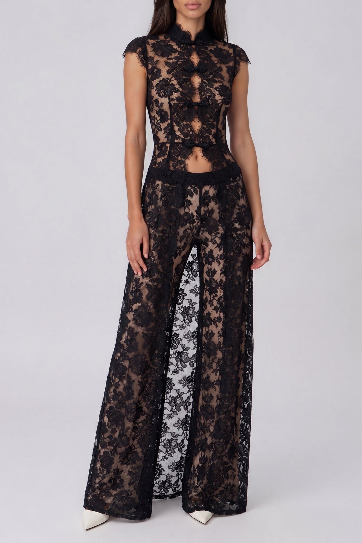 Top elegante de encaje con aberturas