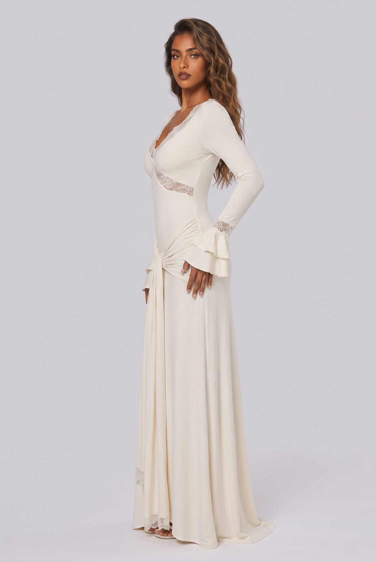 שמלה ארוכה עם מותן צמודה, עיטורי תחרה ושרוולי פעמון