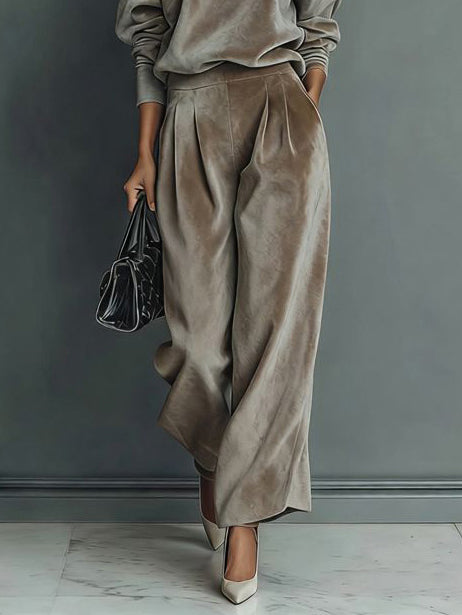 Ensemble élégant deux pièces avec haut en velours à col montant et pantalon plissé à jambes larges