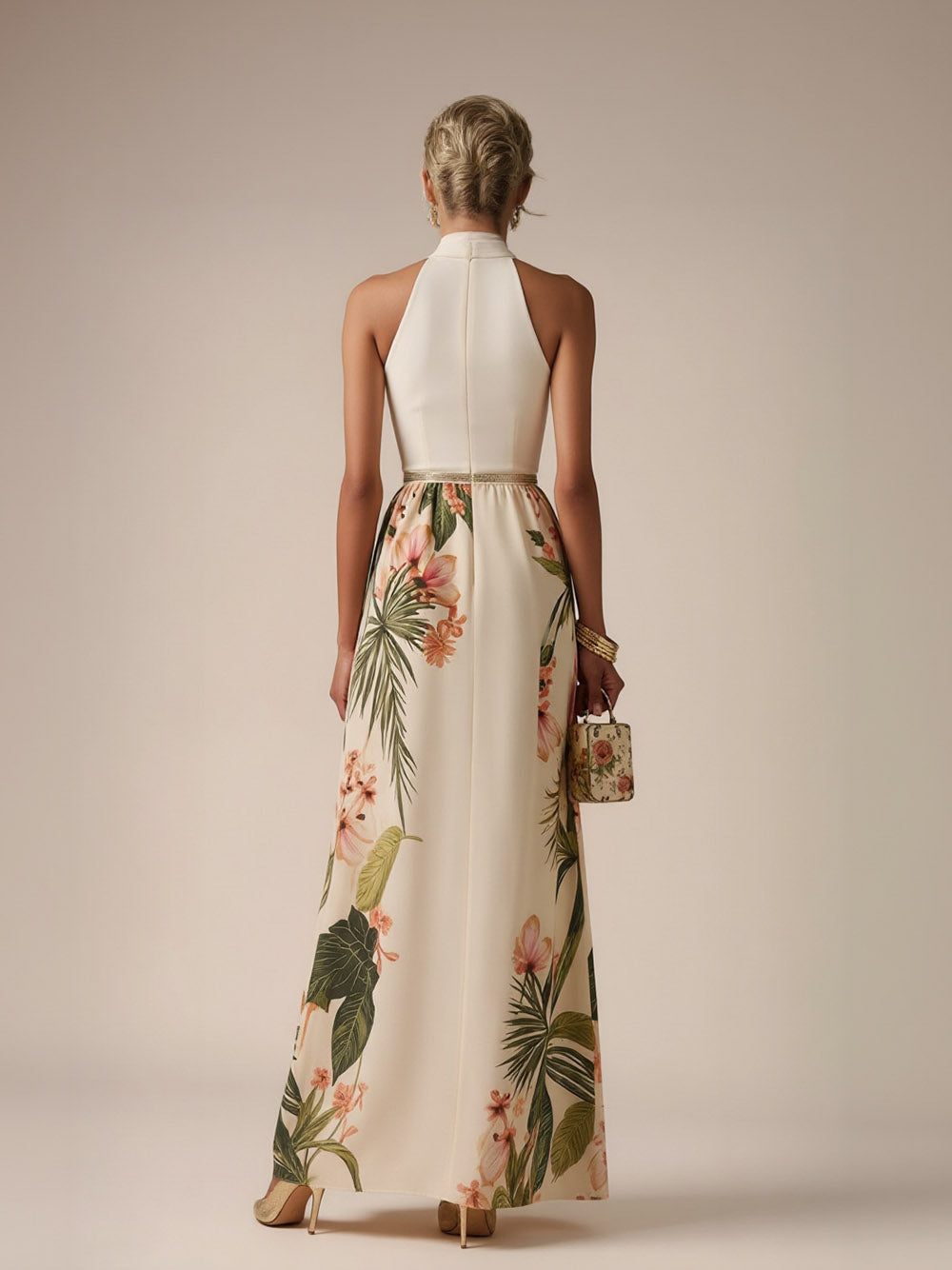 Maxikleid aus bedrucktem Satinstoff mit Blumenmuster und Neckholder