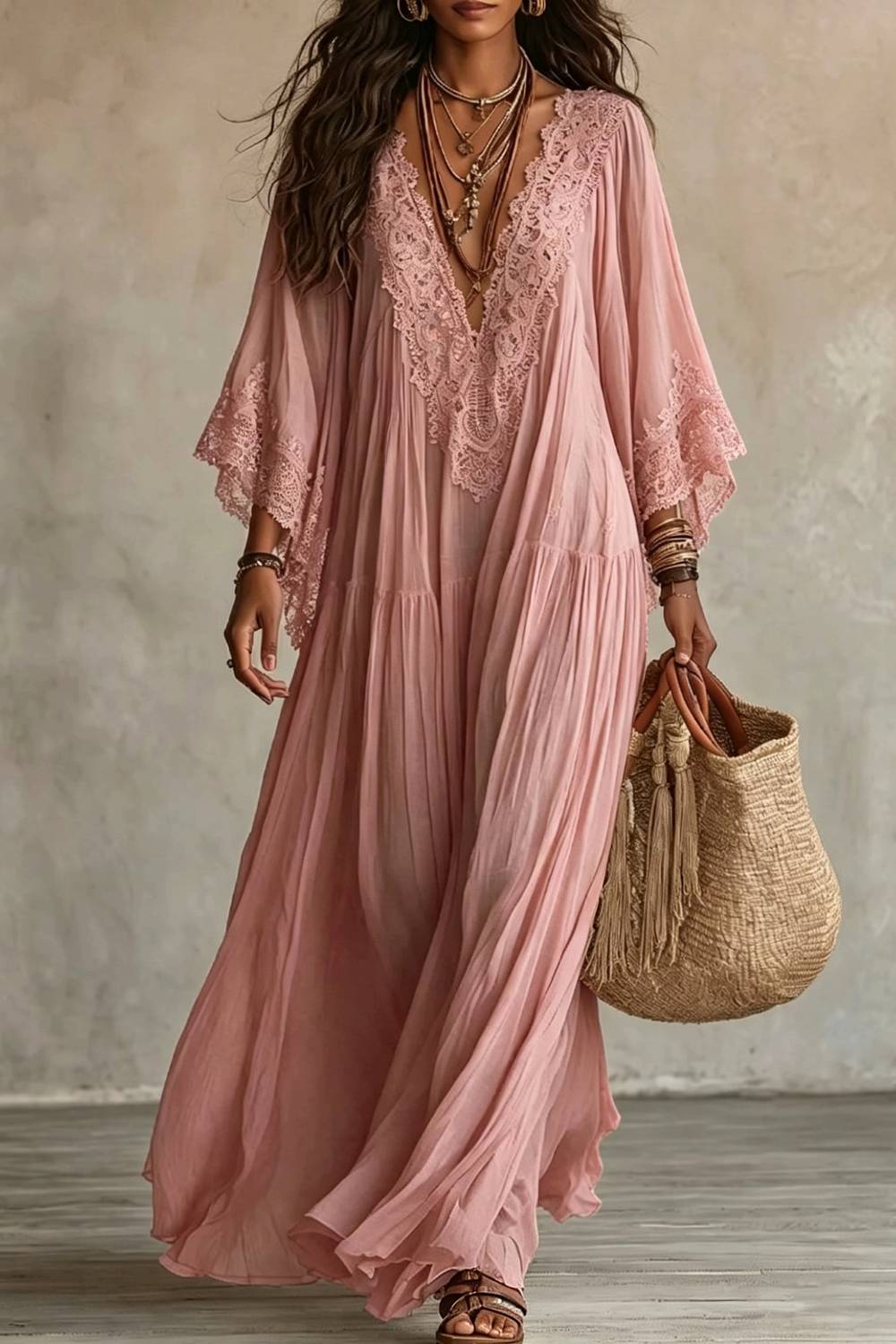 Langes Bohème-Kleid aus Spitze mit V-Ausschnitt und Trompetenärmeln