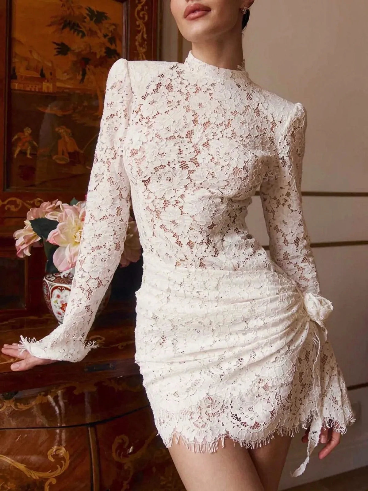 Robe cocktail mini moulante à manches longues, col montant, en dentelle florale froncée