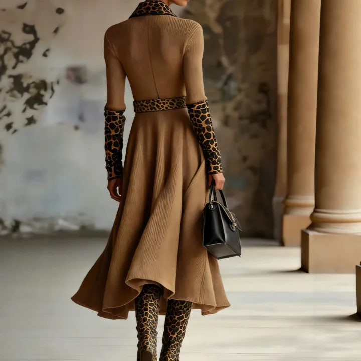 Vestido camisero midi de punto color camel con cuello y puños en contraste con estampado de leopardo, cinturón y corte evasé