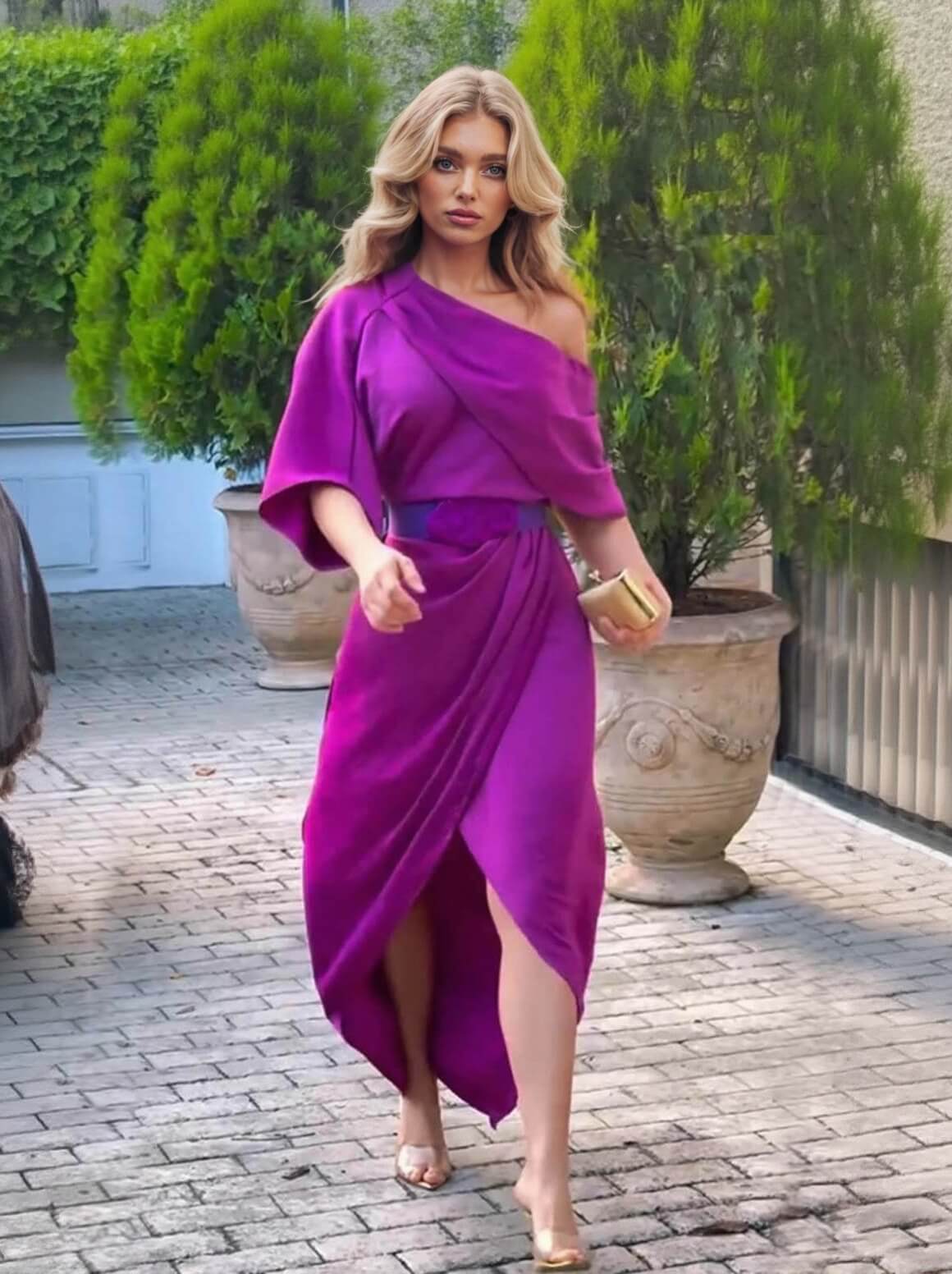 فستان ماكسي أنيق من الساتان بكسرات وياقة طية صدر غير متماثلة بتصميم مميز