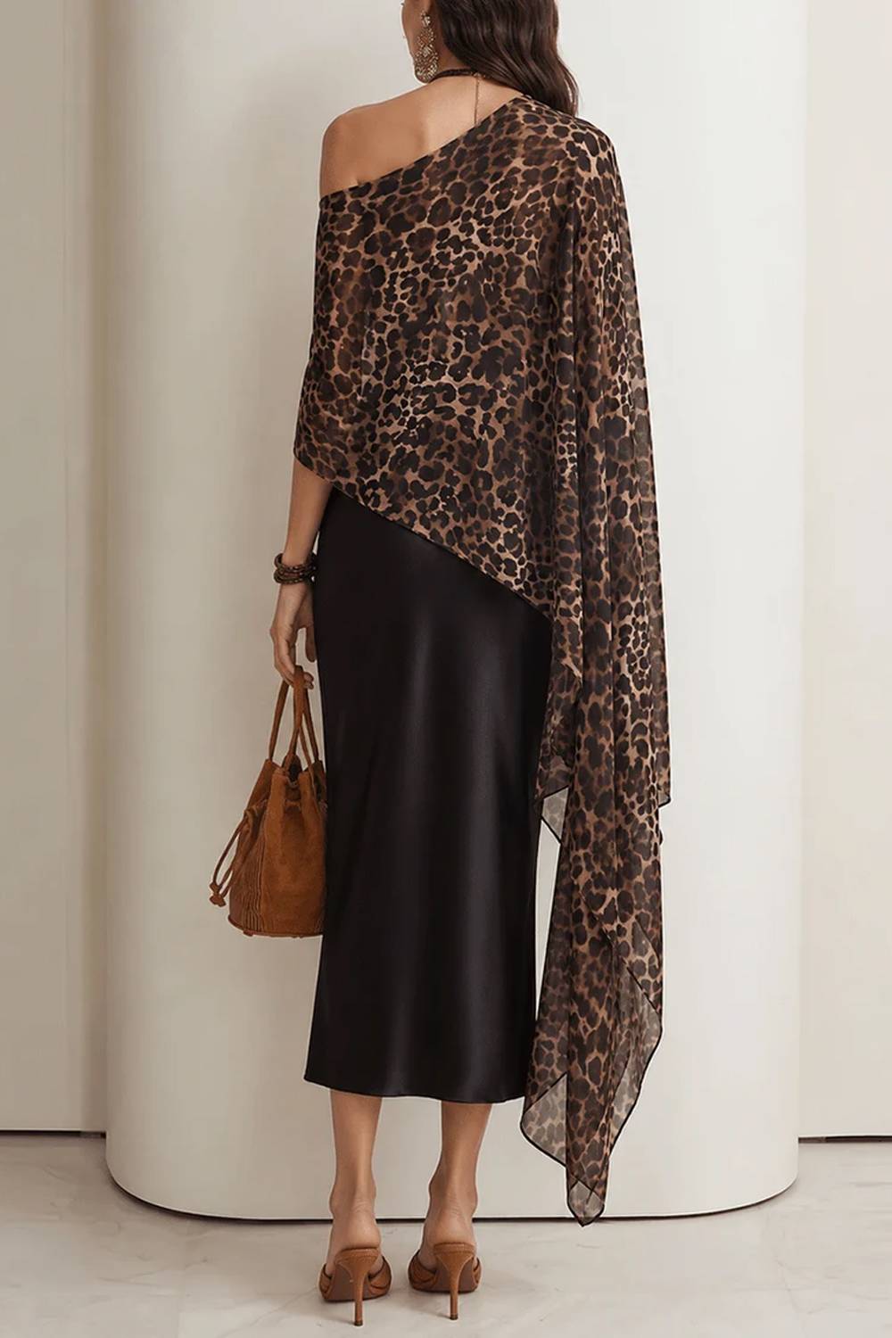 Conjunto de vestido de satén tipo poncho con estampado de leopardo y drapeado