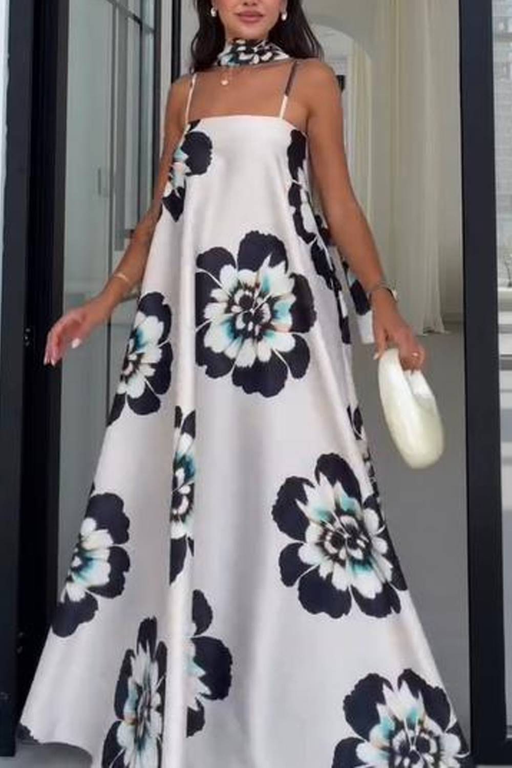 Maxikleid mit Spaghettiträgern und Blumenprint