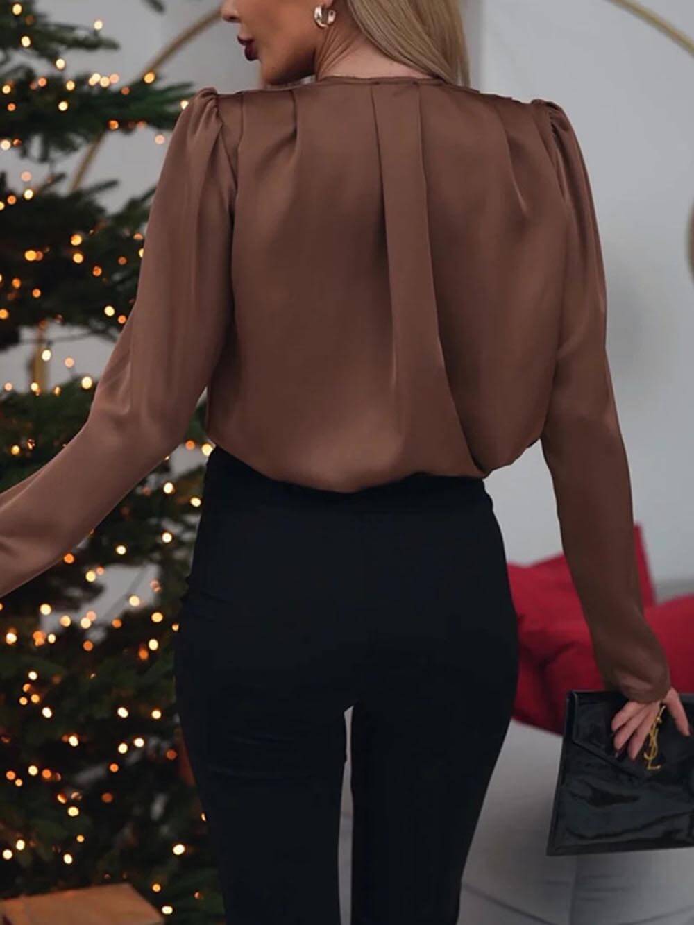 Camisa elegante de cetim, com decote em V, mangas compridas e aplicação floral