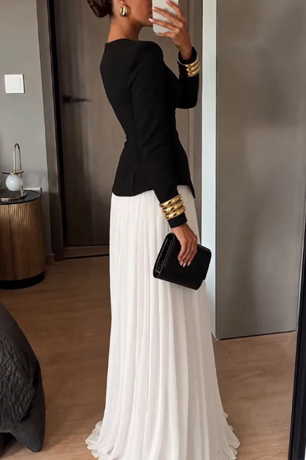 Elegante conjunto de dos piezas con top de manga larga con peplum y abertura, y falda larga plisada