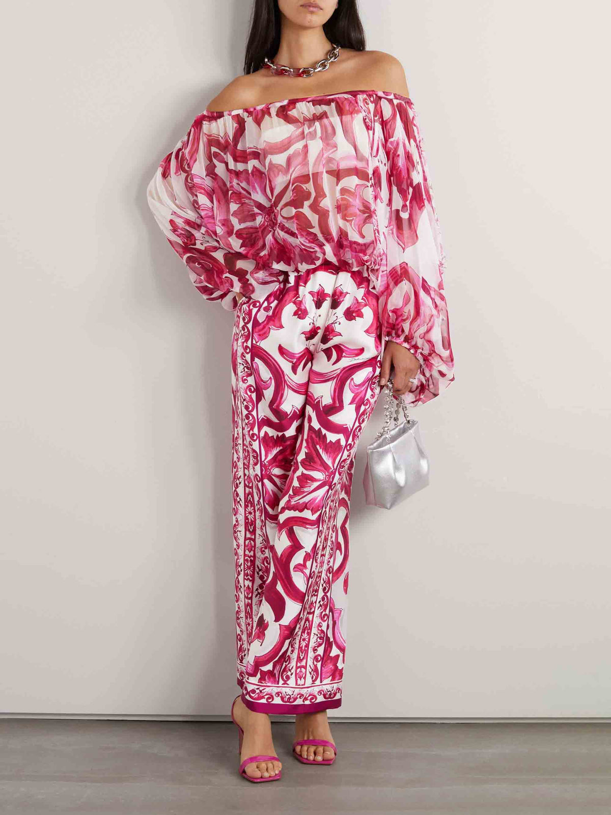 Completo elegante a due pezzi in chiffon con stampa floreale barocca e spalle scoperte