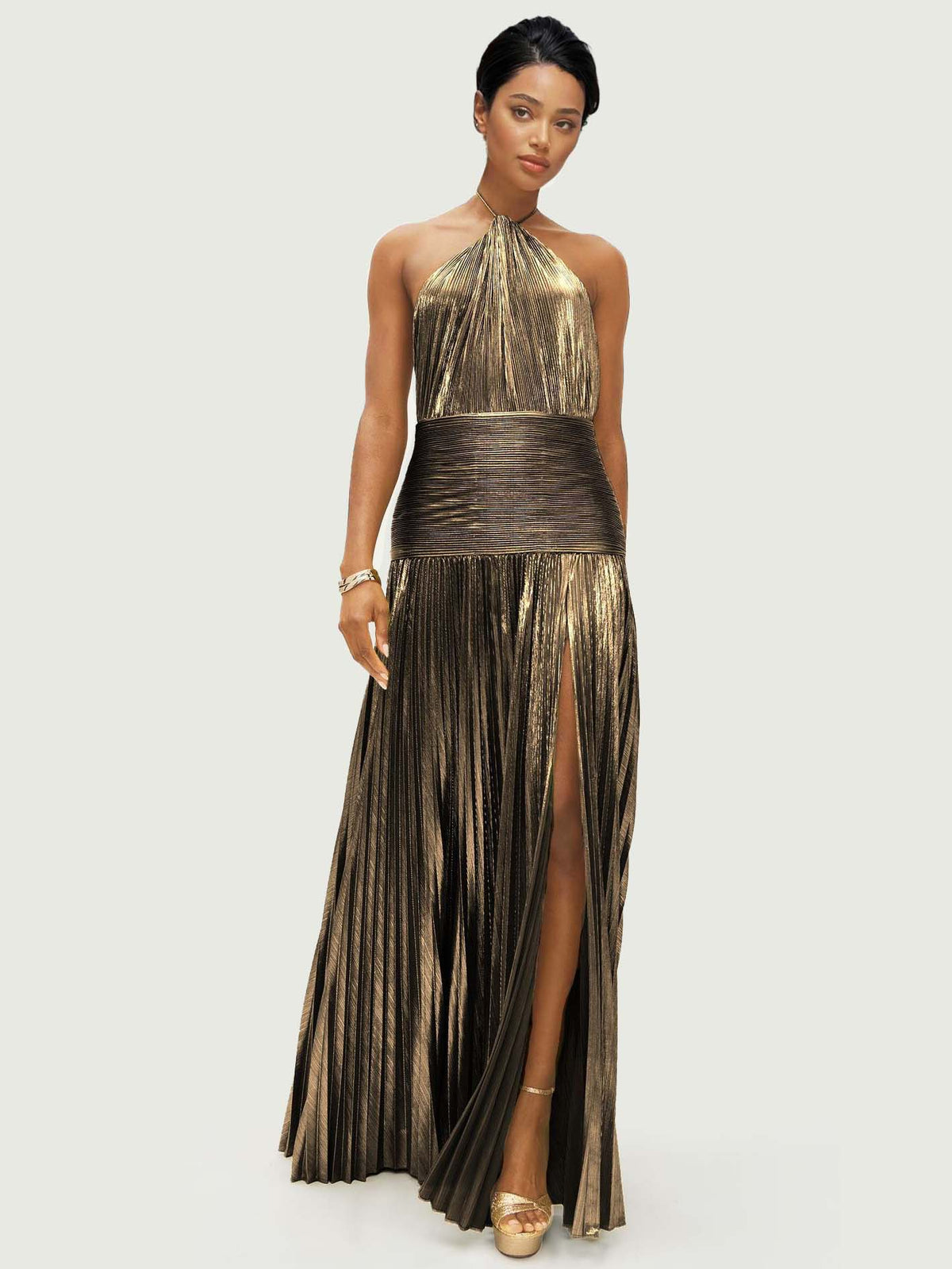 Elegantes Maxikleid mit Metallic-Plisseefalten und Neckholder