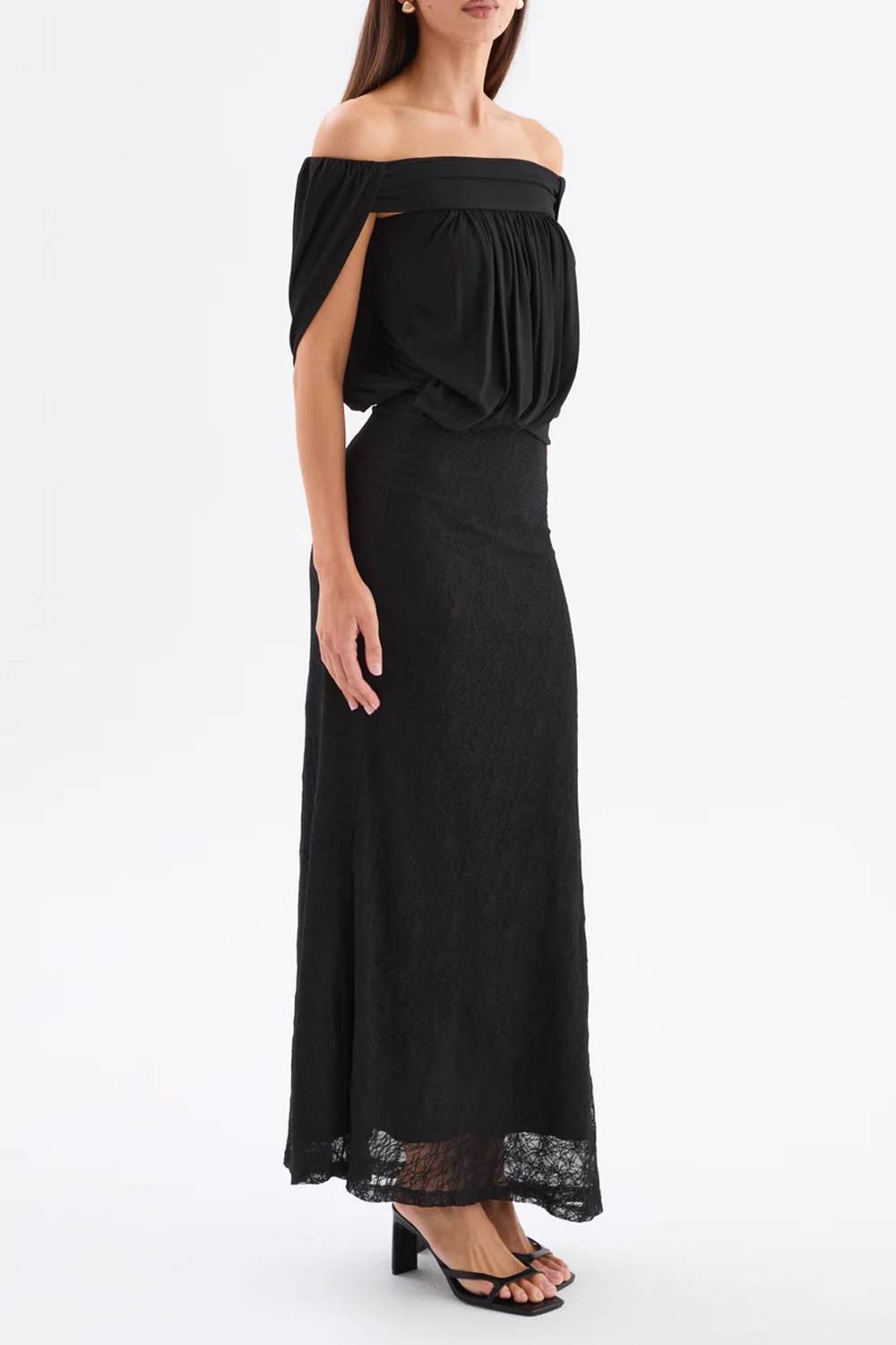 Vestido de noche largo con hombros descubiertos, mangas tipo capa, drapeado, encaje combinado y abertura