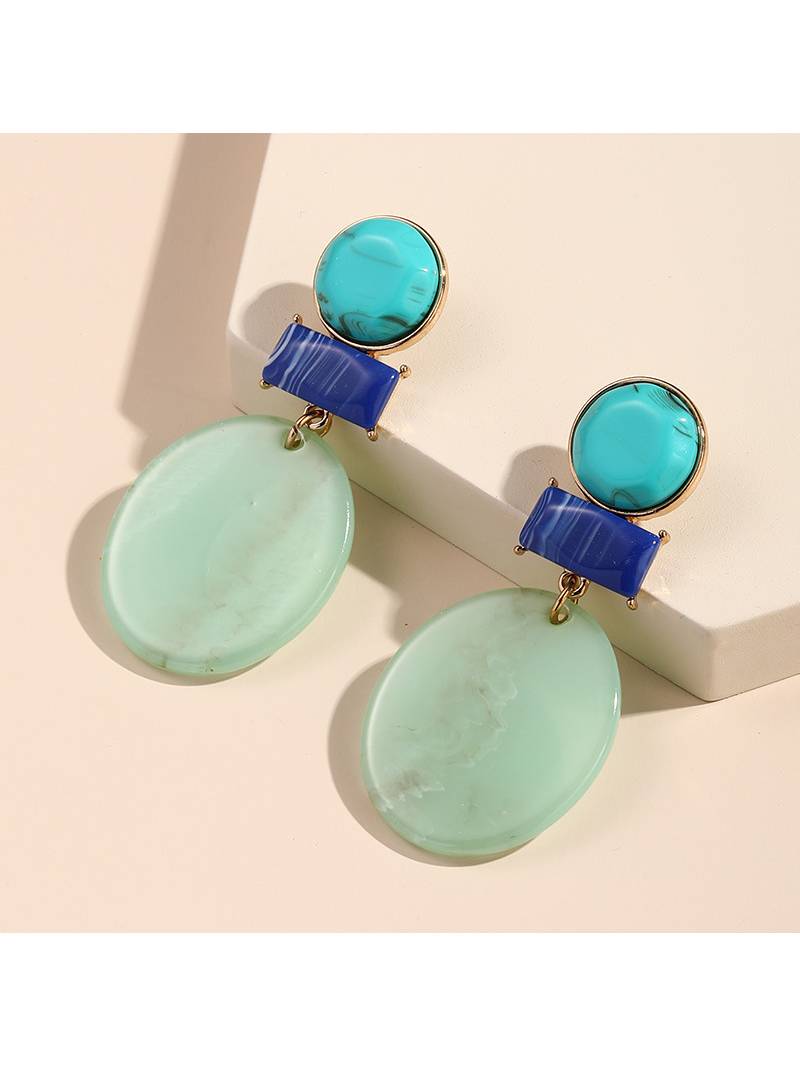 Farbenfrohe Ohrringe im Urlaubsstil