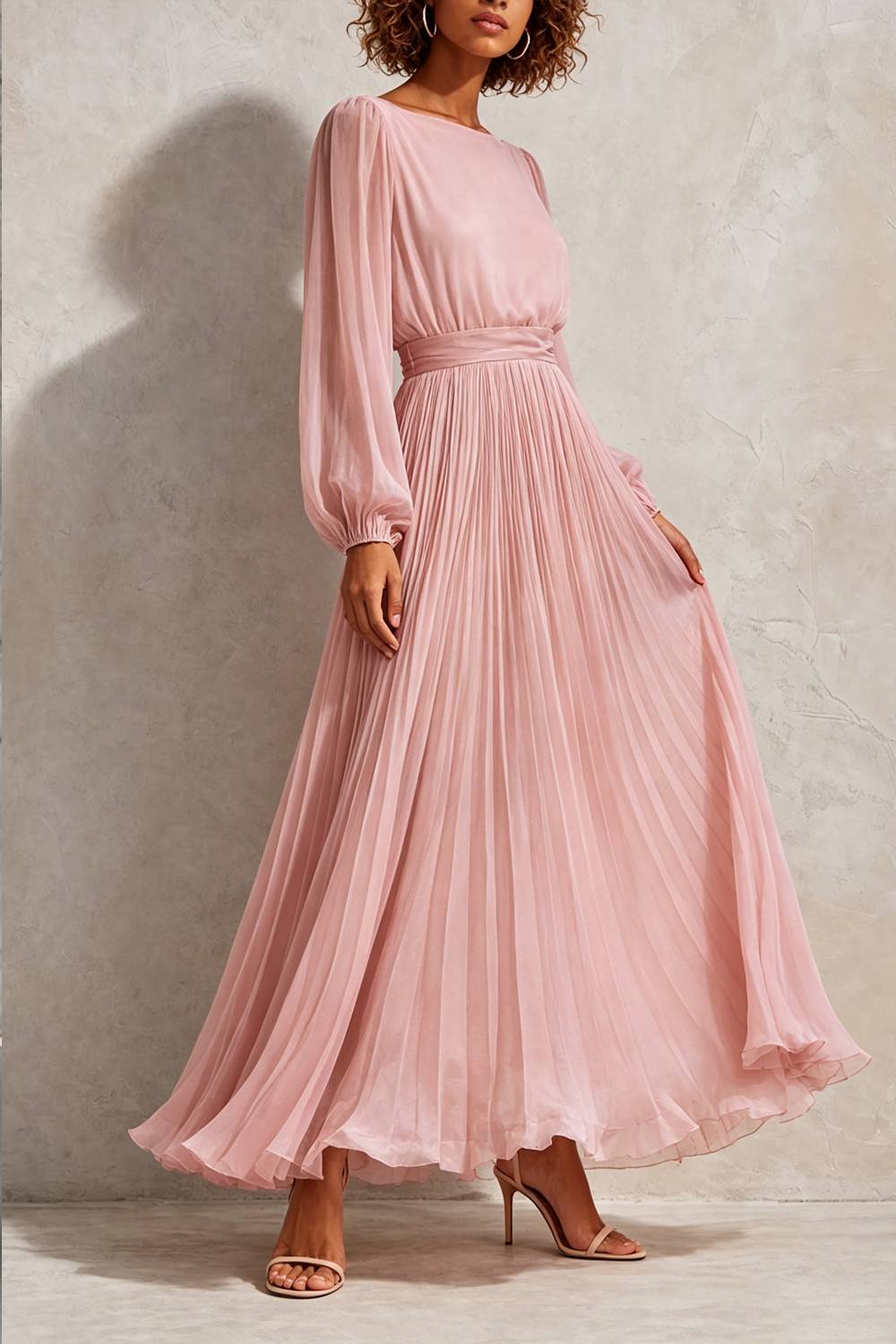 Maxivestido largo, fluido y plisado, con mangas largas