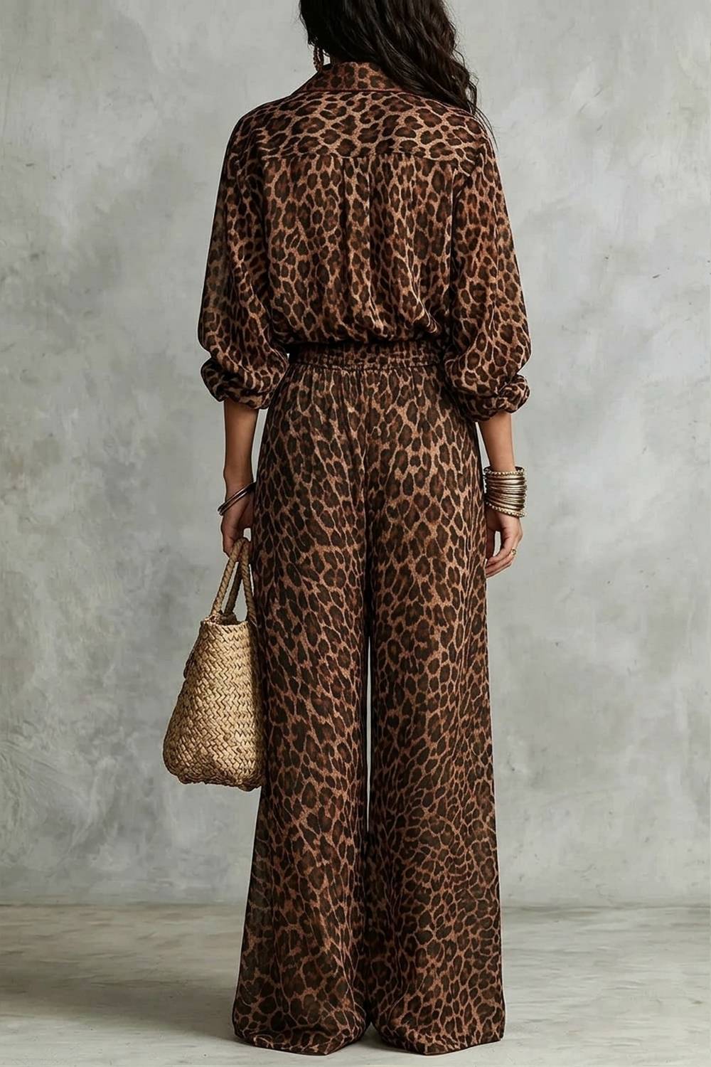 Conjunto de dos piezas con camisa de cuello en contraste y pantalón de pierna ancha con estampado de leopardo