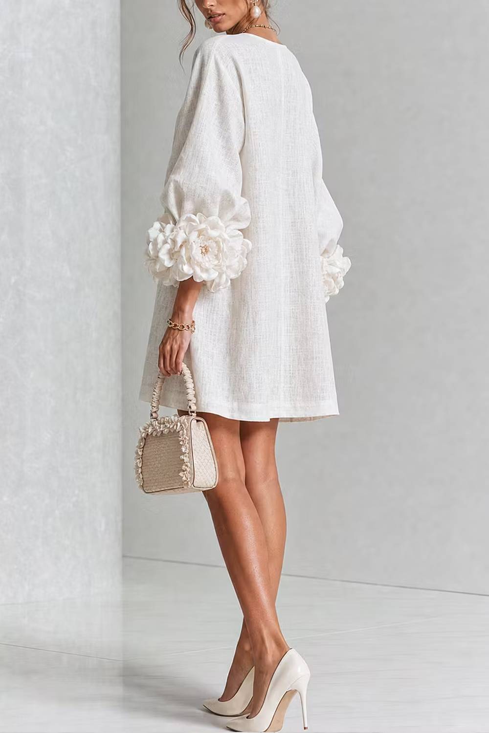 Vestido corto con puños de flores tridimensionales y mangas abullonadas