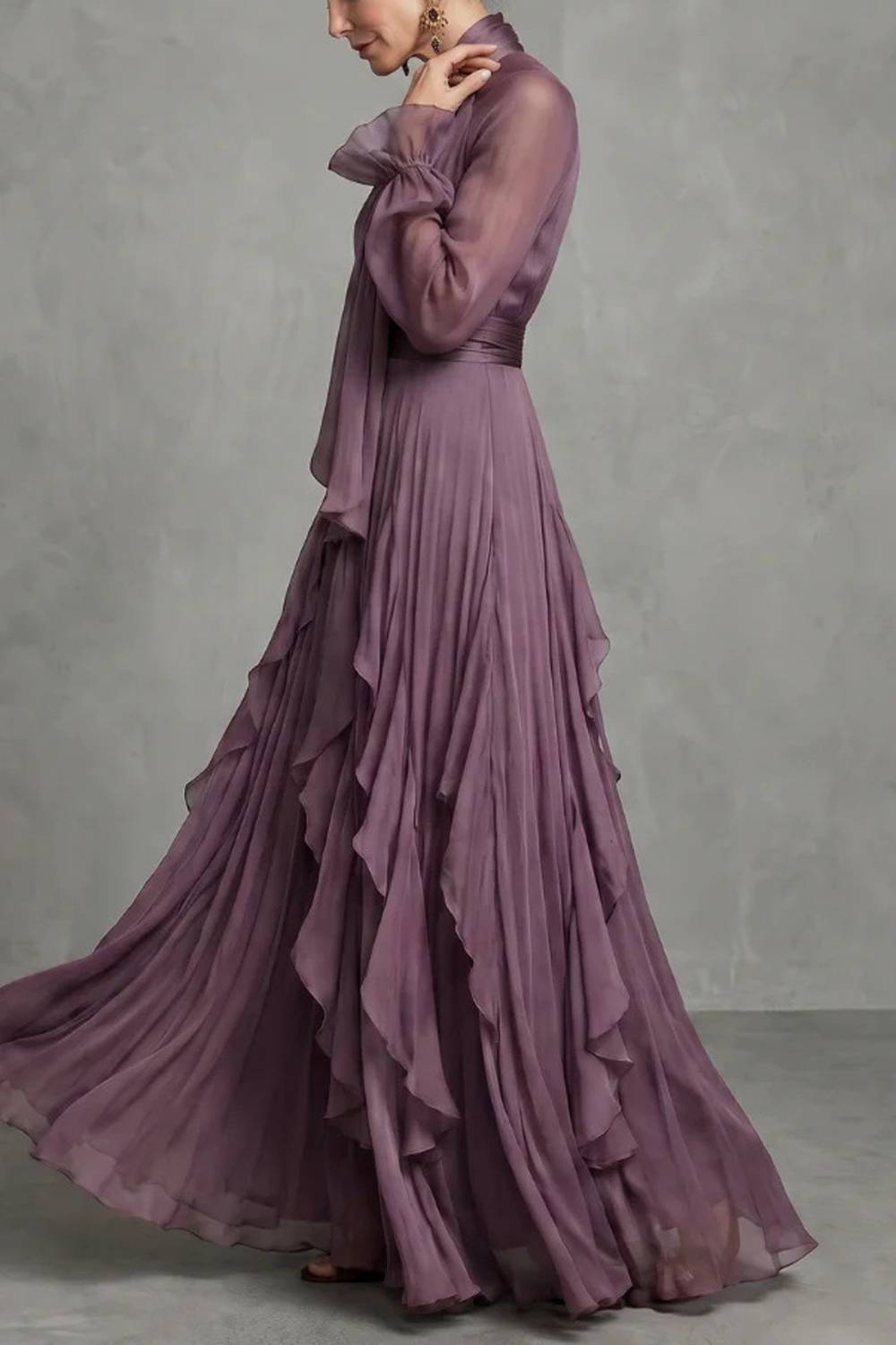 Vestido de noite maxi fluido com gola subida, laço, mangas compridas transparentes e folhos