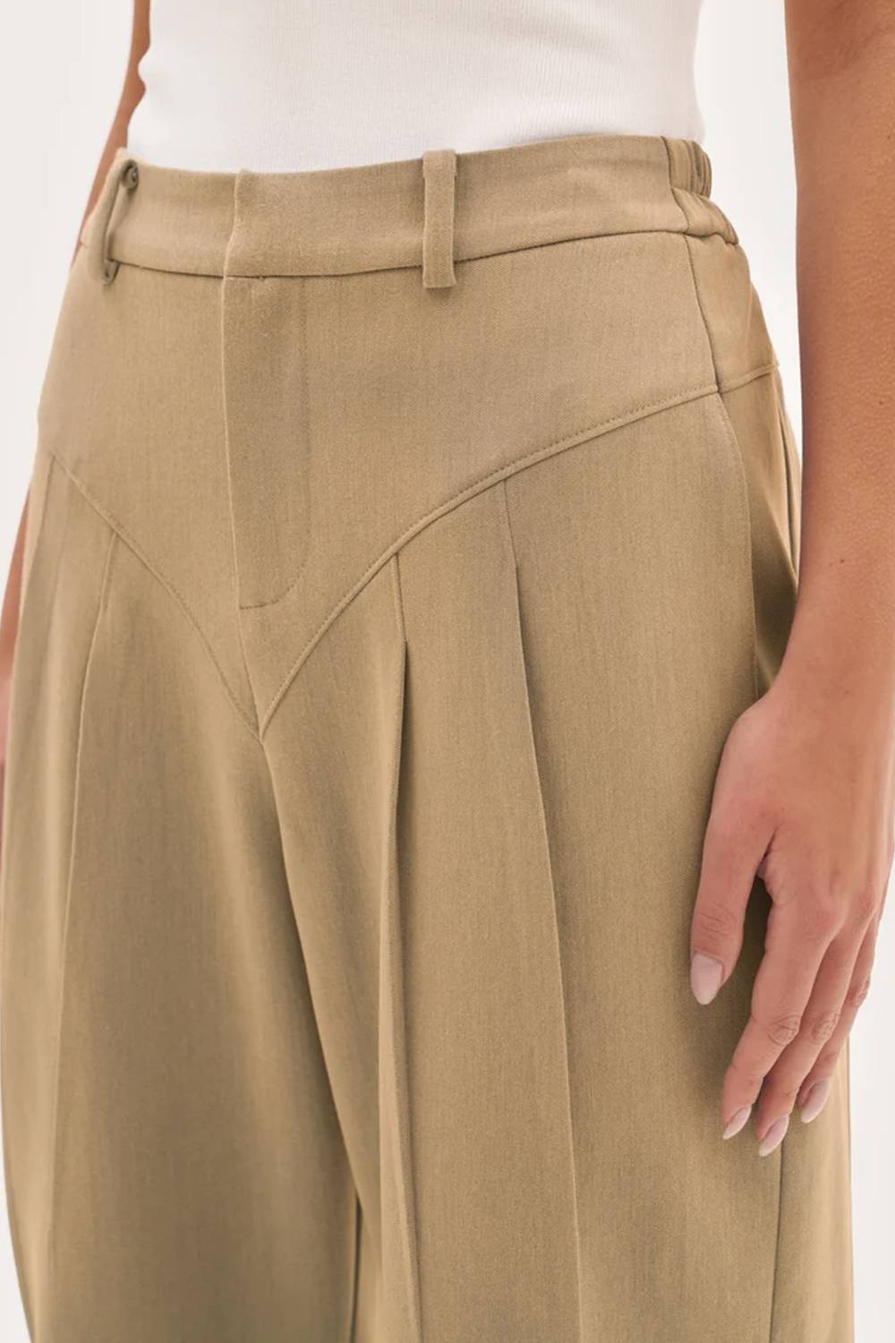 Plissierte Anzughose mit hohem Bund und weitem Bein