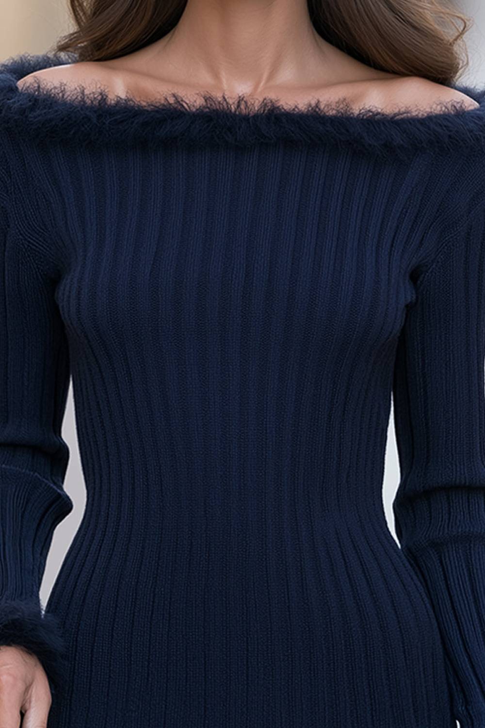 Top a maniche lunghe in maglia a coste con spalle scoperte e bordo peloso