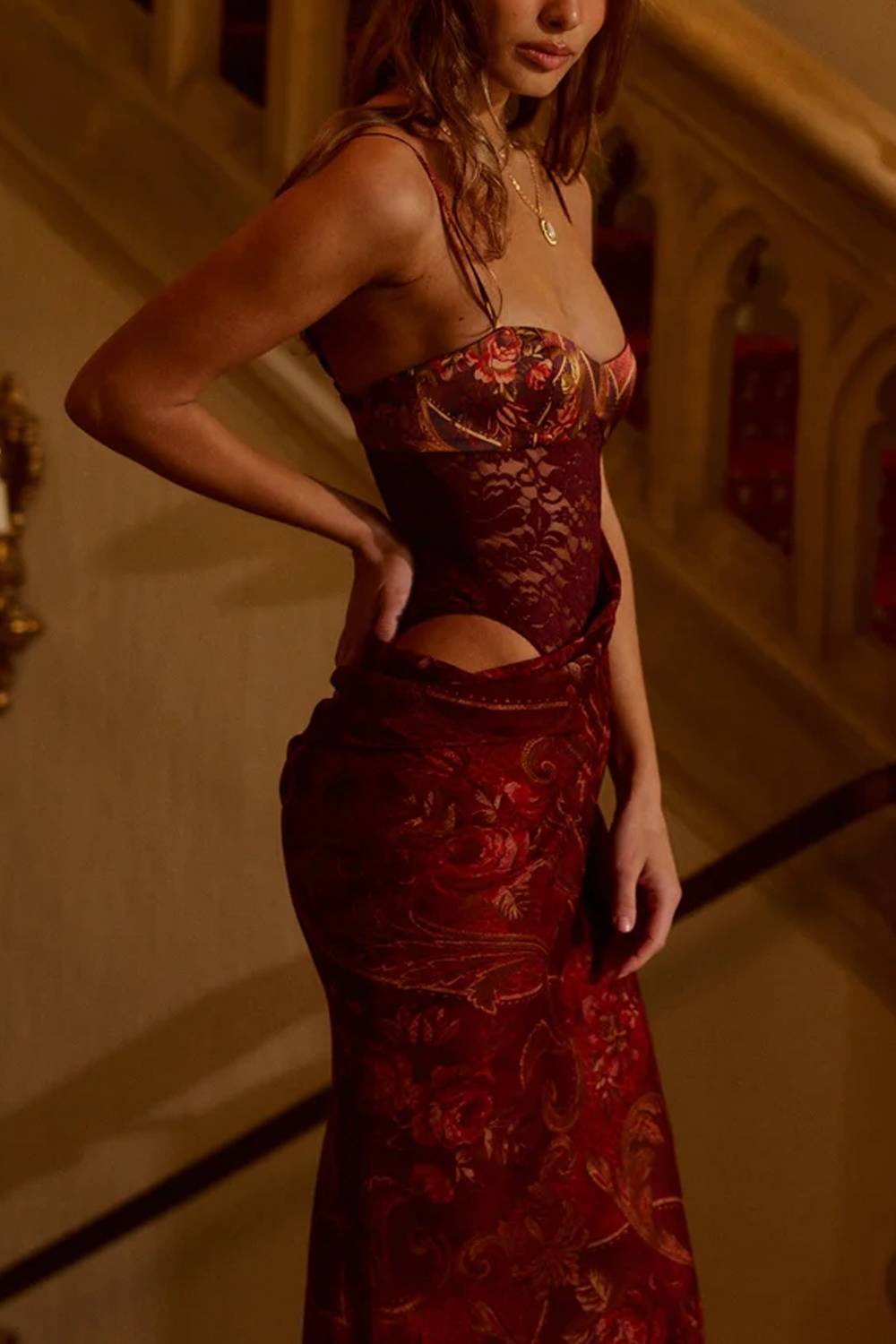 Robe nuisette longue à fines bretelles, empiècements en dentelle et découpes