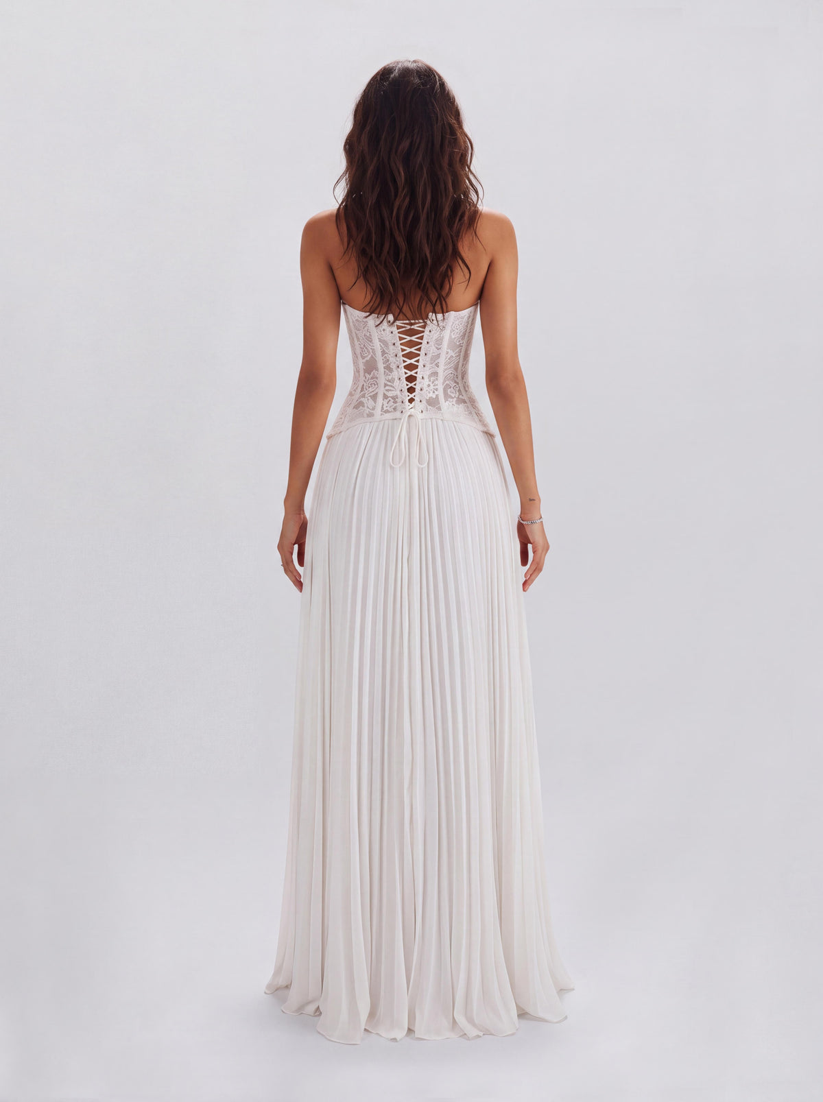 Vestido largo de fiesta con escote barco de encaje y pliegues