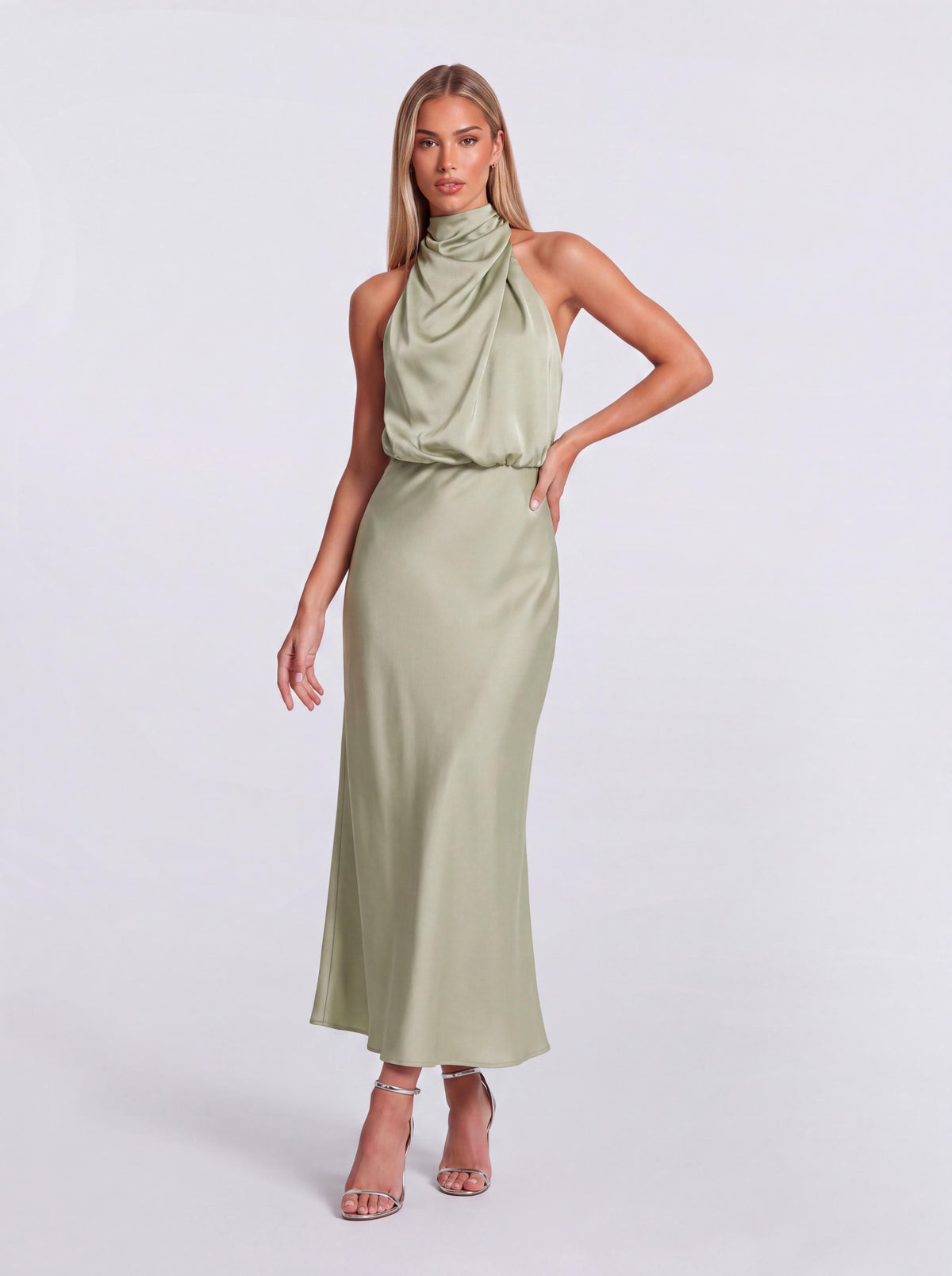 Vestido de cetim de comprimento médio, justo, com corte sereia e gola subida