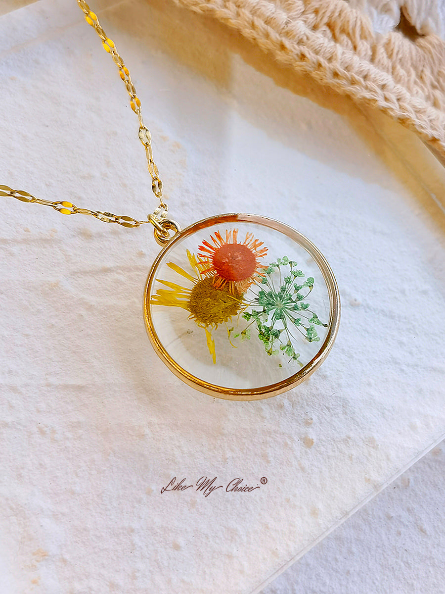 Colar com flores prensadas - margarida girassol em resina