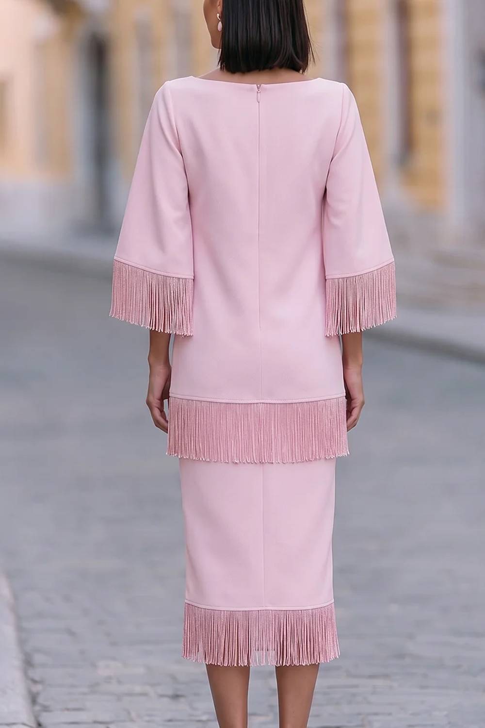 Vestido de largo medio con mangas con flecos