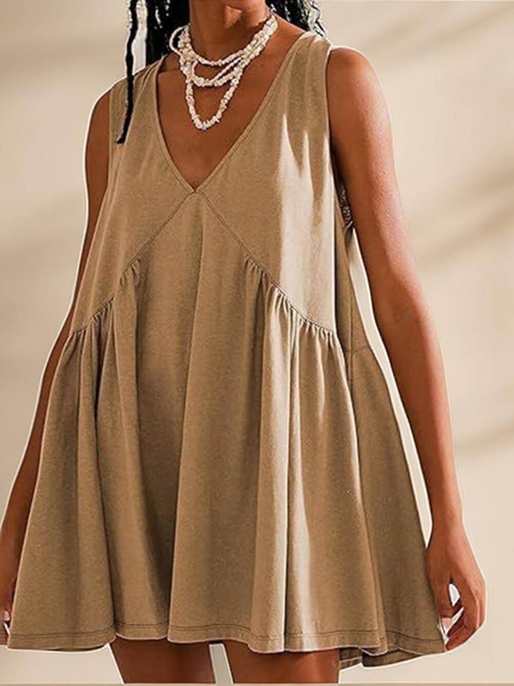 Mini-Trägerkleid mit tiefem V-Ausschnitt und breiten Trägern
