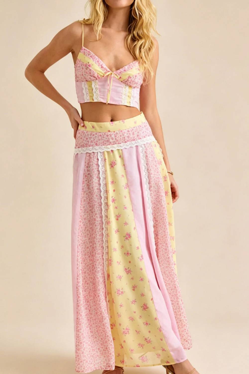 Conjunto vacacional de top de tirantes y falda con estampado floral, encaje y estilo campestre