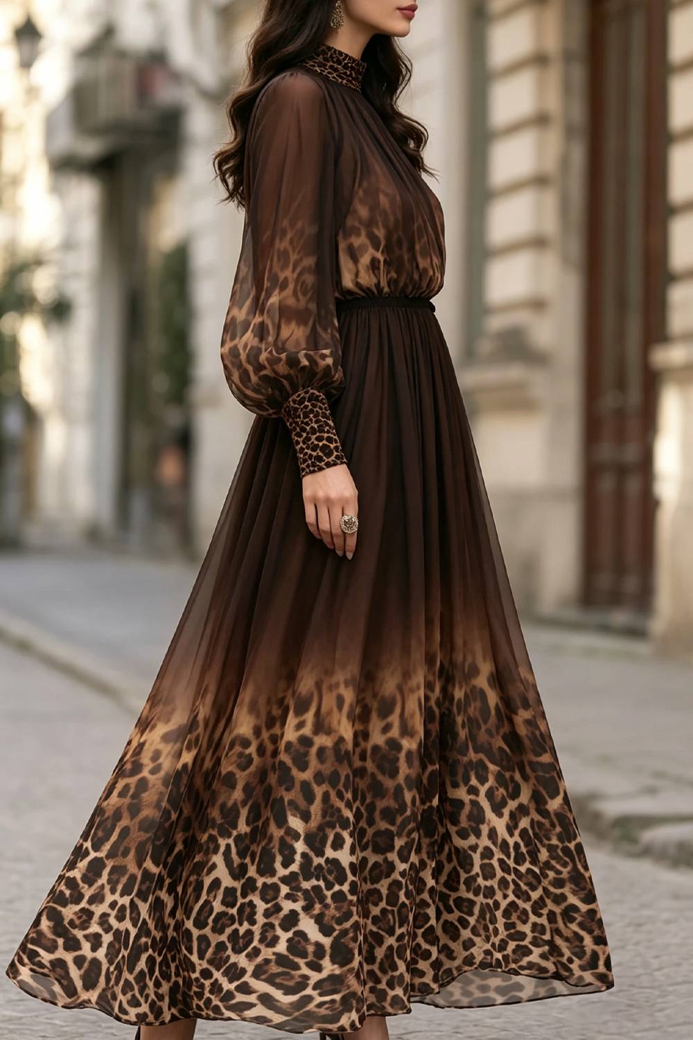 Vestido comprido esvoaçante com mangas de balão e padrão de leopardo