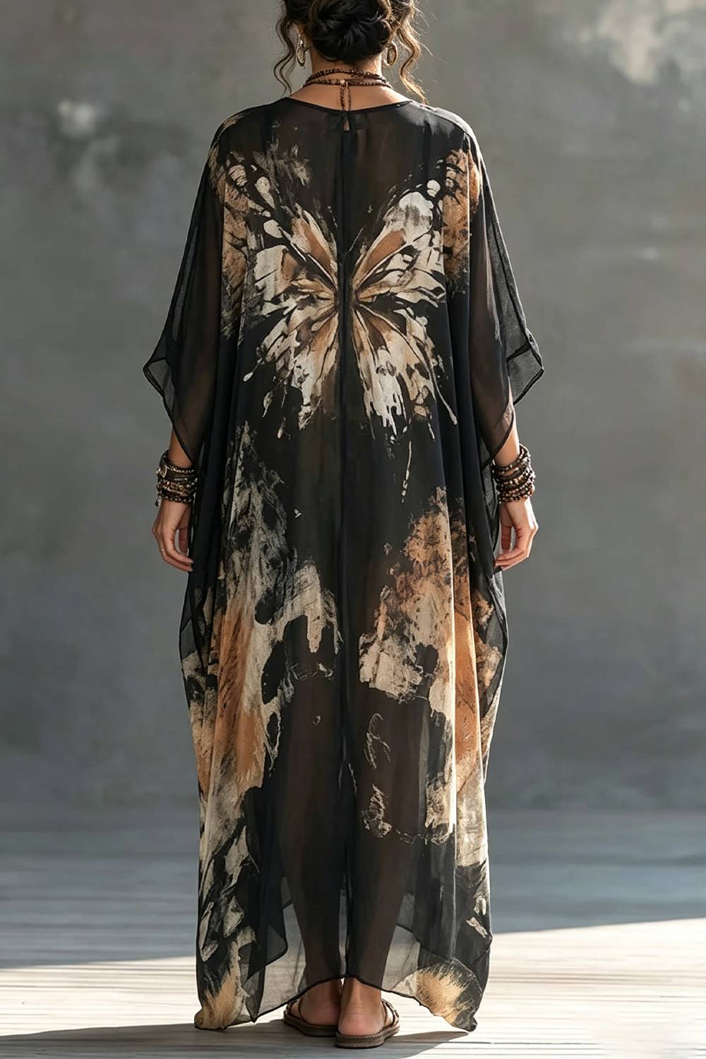 Vestido maxi tipo kaftan largo com estampado de borboletas e decote em V