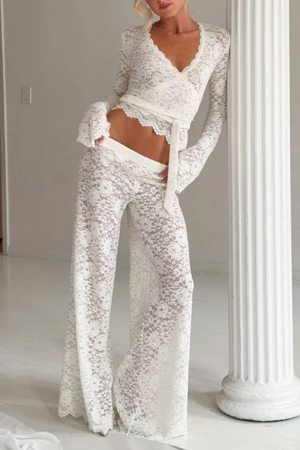 Conjunto de dos piezas de top corto cruzado de encaje con manga larga y pantalones acampanados