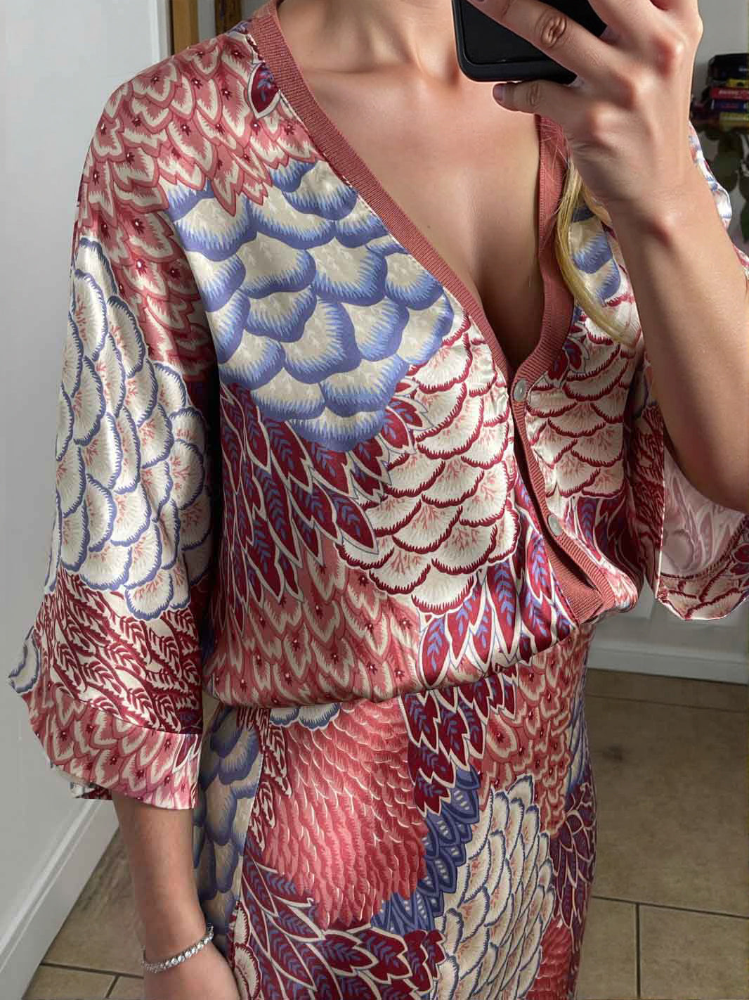 Camisa solta elegante de cetim vintage com estampado floral