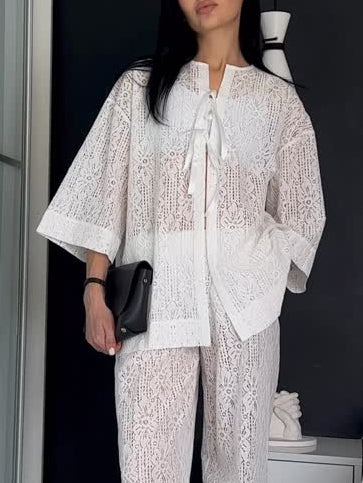 Elegante completo a due pezzi con camicia ampia in pizzo e pantaloni a gamba larga