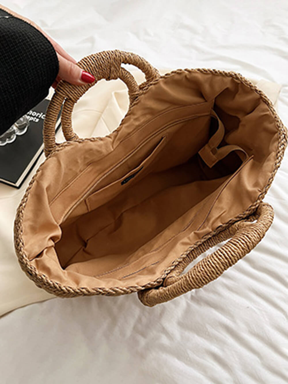 Borsa da spiaggia in paglia alla moda