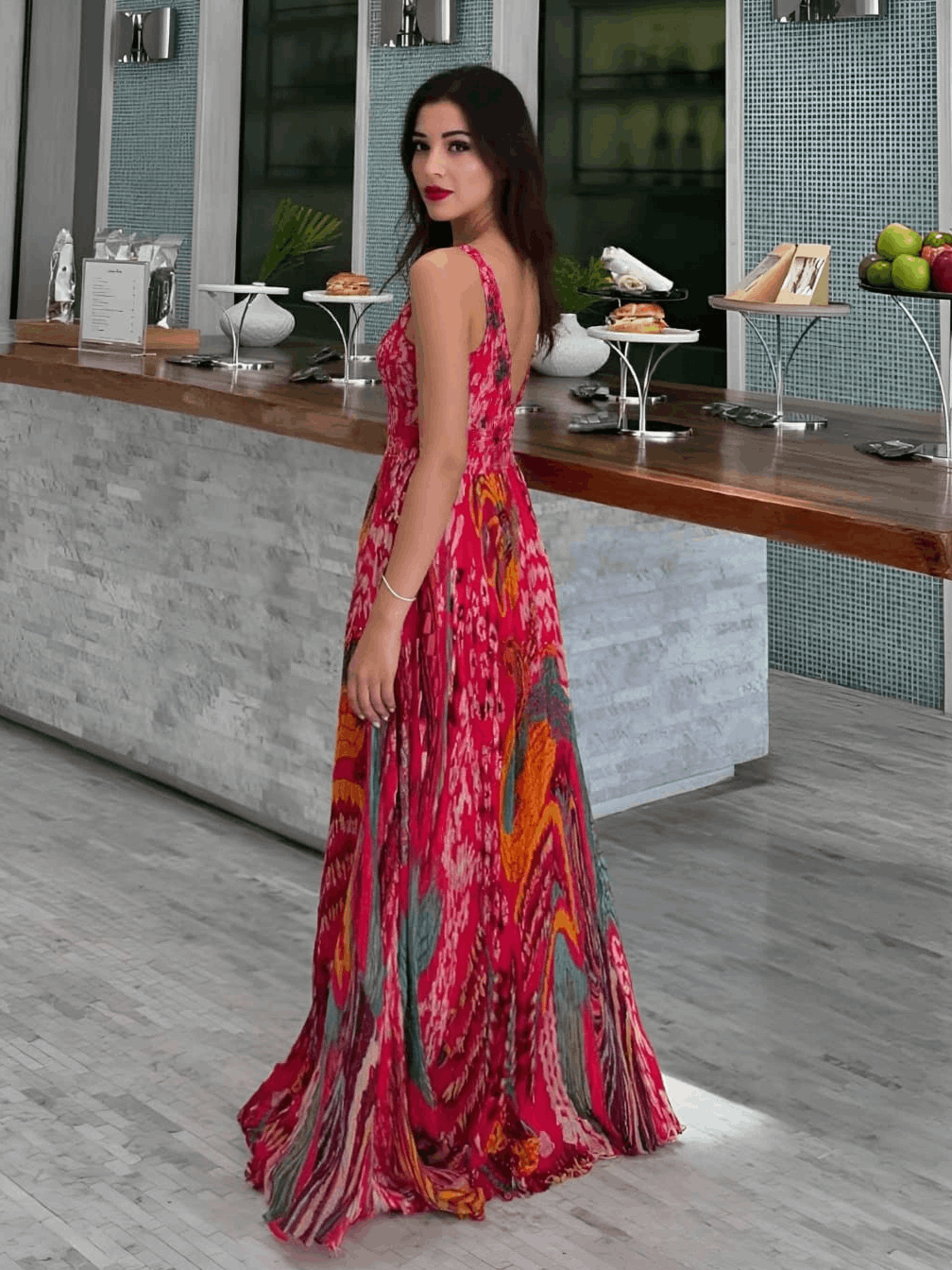 Vestido maxi evasé com estampado original e alças finas