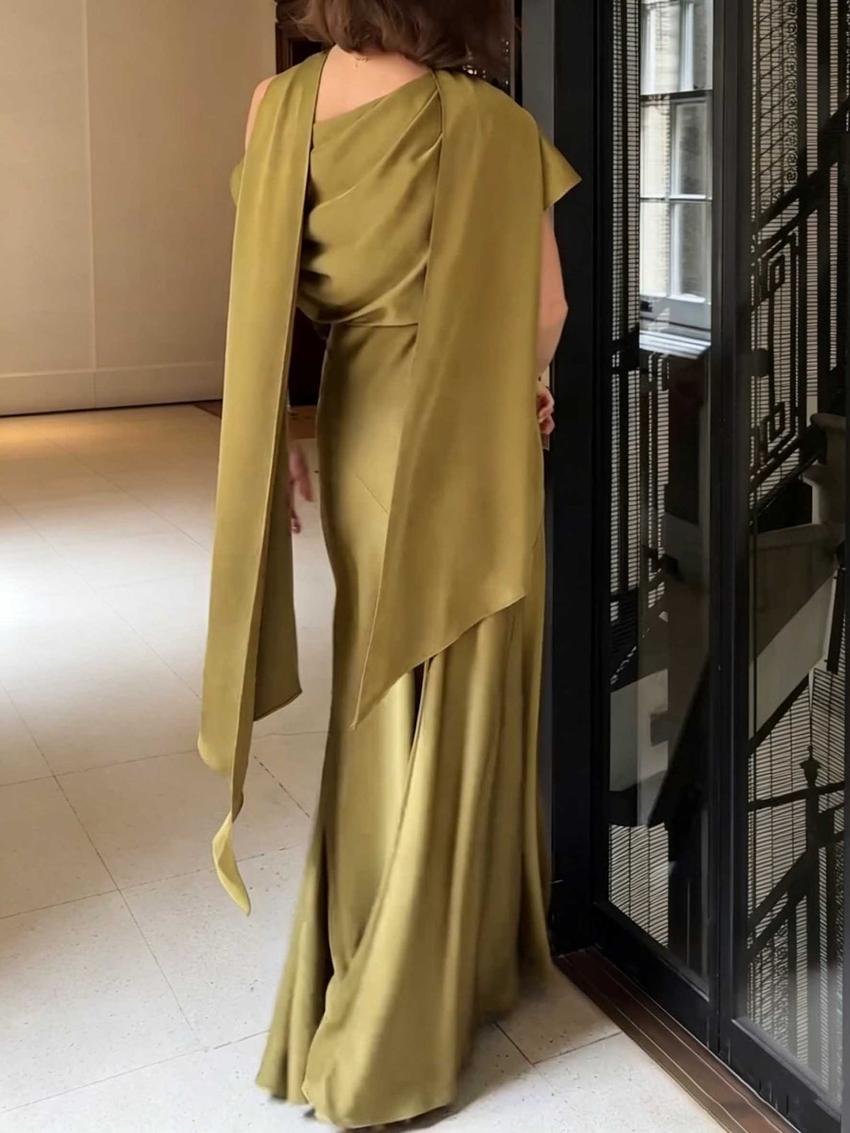 Elegante abito asimmetrico in raso con monospalla