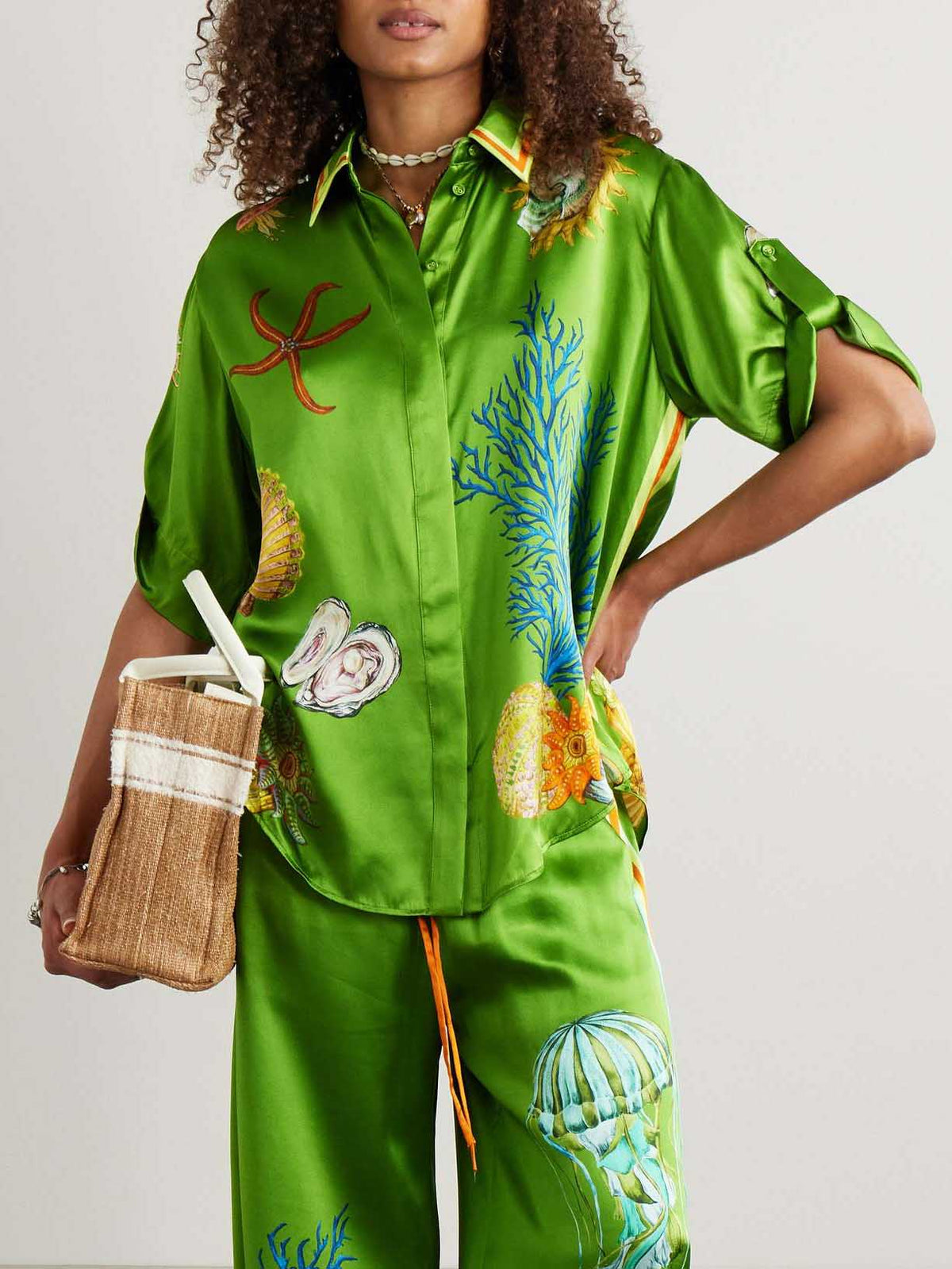 Completo a due pezzi con camicia in raso con stampa oceanica e pantaloni palazzo