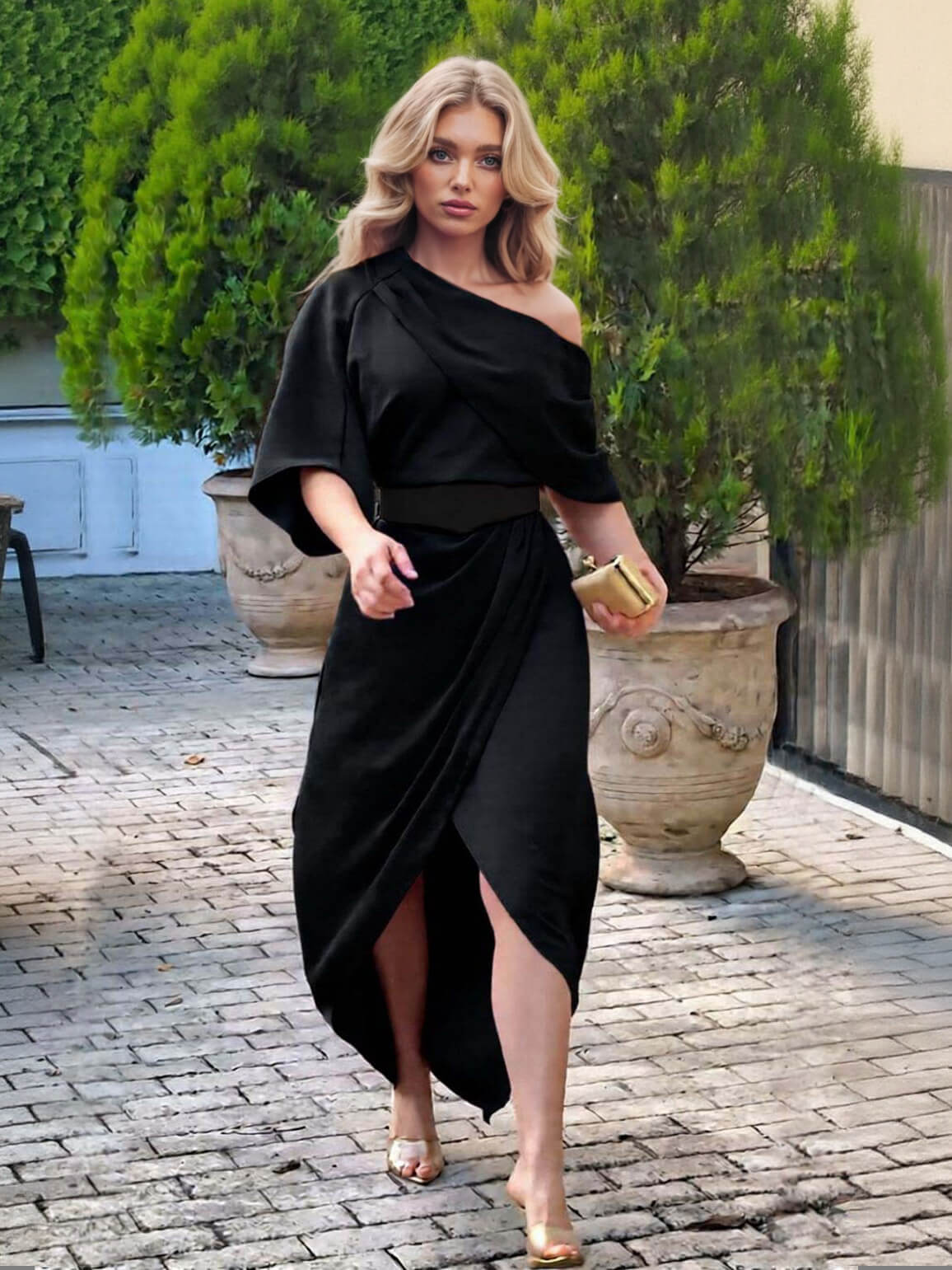 فستان ماكسي أنيق من الساتان بكسرات وياقة طية صدر غير متماثلة بتصميم مميز