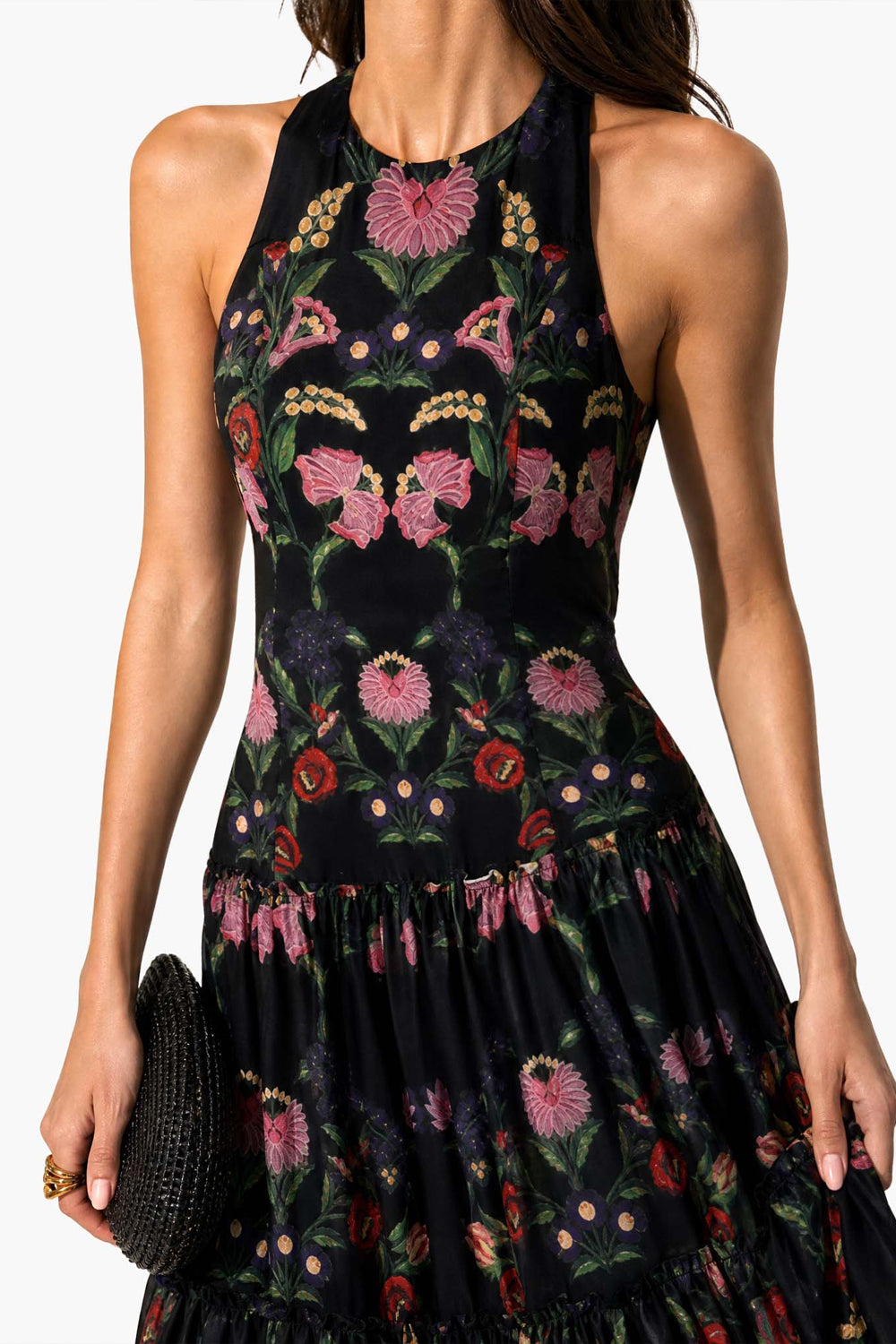 Elegante vestido largo vaporoso de gasa estampada con espalda descubierta
