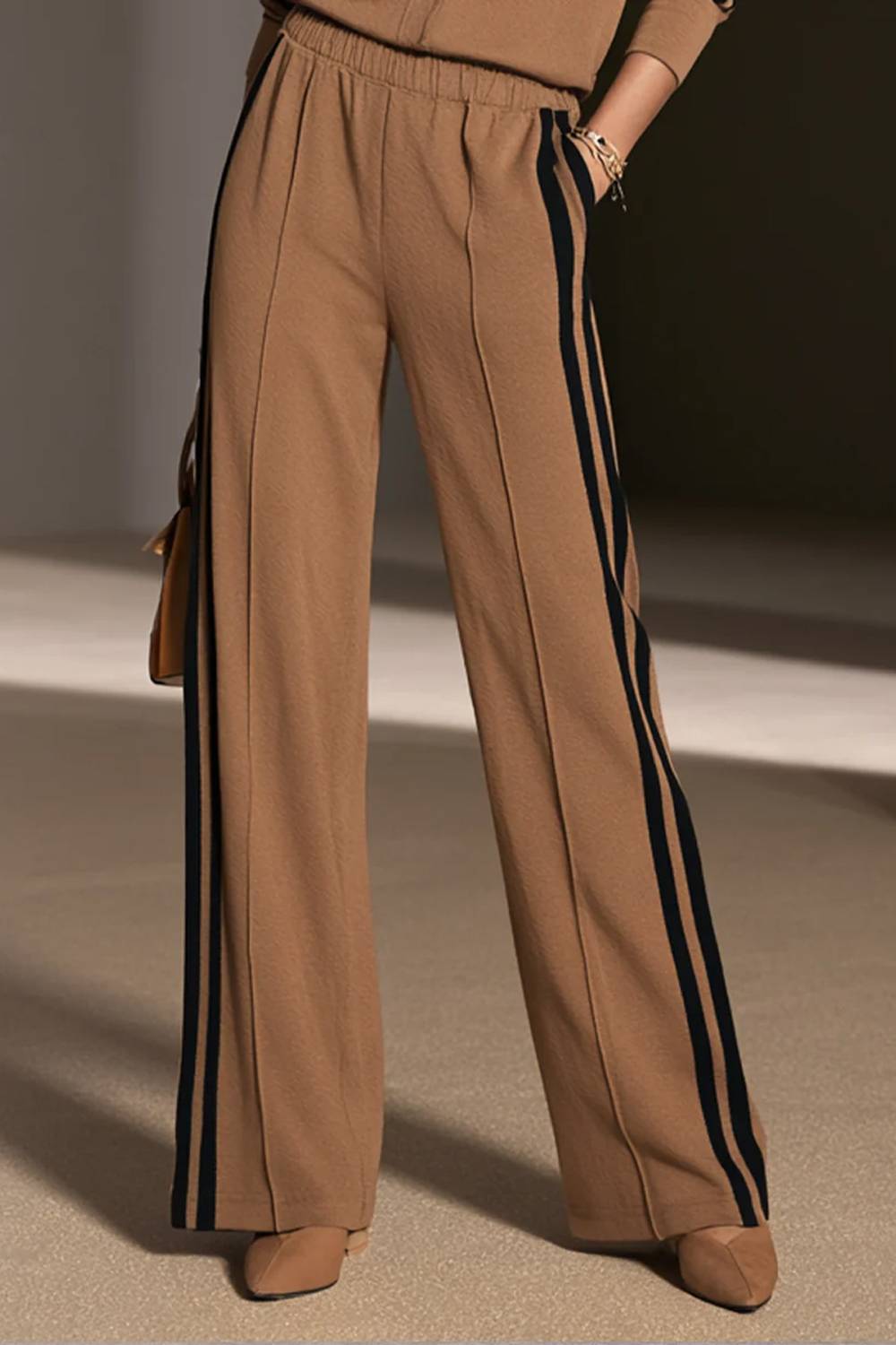 Conjunto de dos piezas con top de cuello alto, botones delanteros y franjas laterales, y pantalones de pierna ancha con cintura elástica